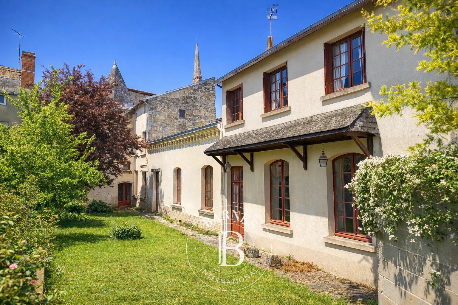 Exclusivité - Loudun centre - Authentique hôtel particulier à rénover - Jardin clos - picture 2