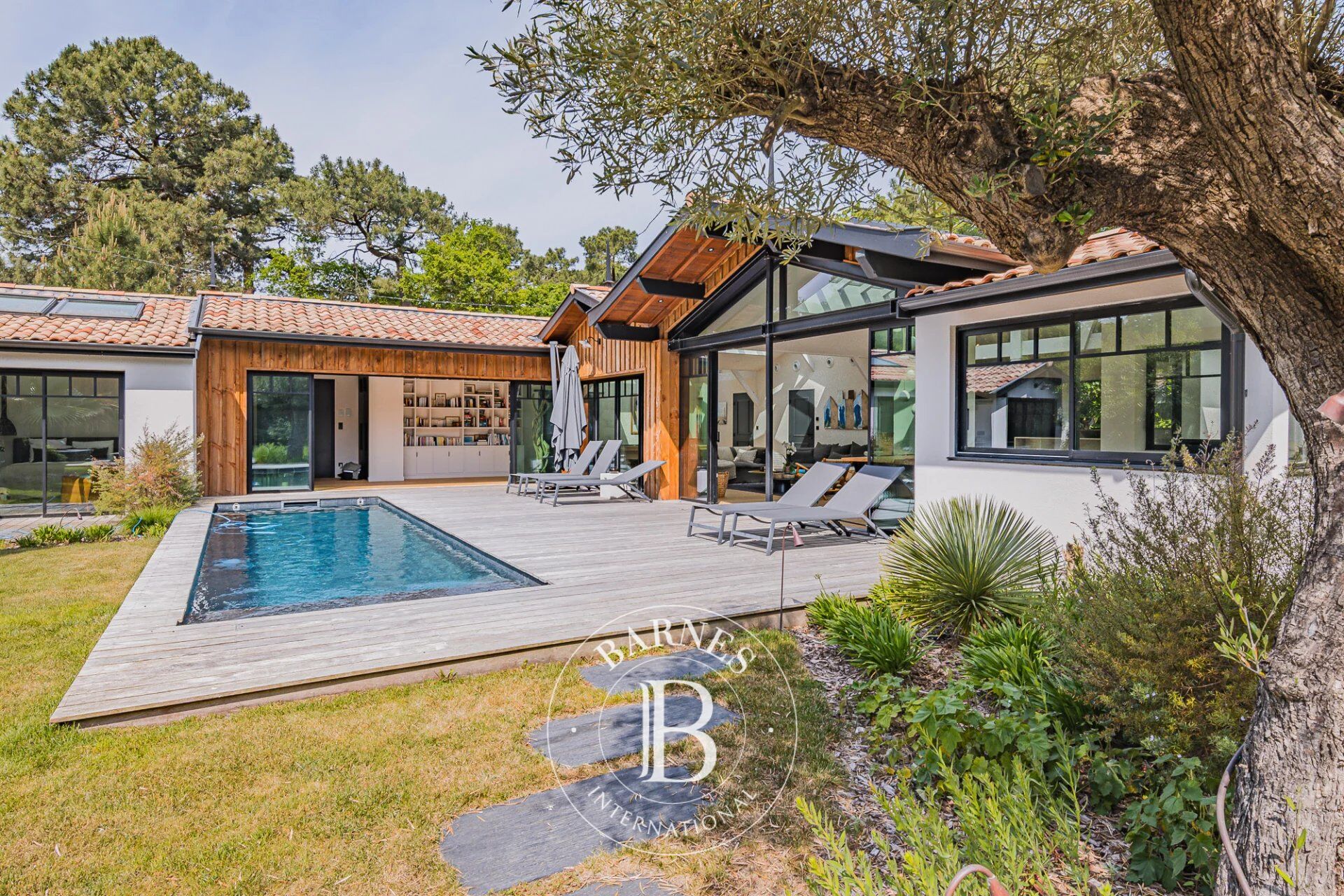 VILLA «PIGNADA» AU COEUR DU PYLA, AVEC PISCINE, DÉPENDANCE ET SAUNA - CAPACITÉ 12 PERSONNES - picture 1