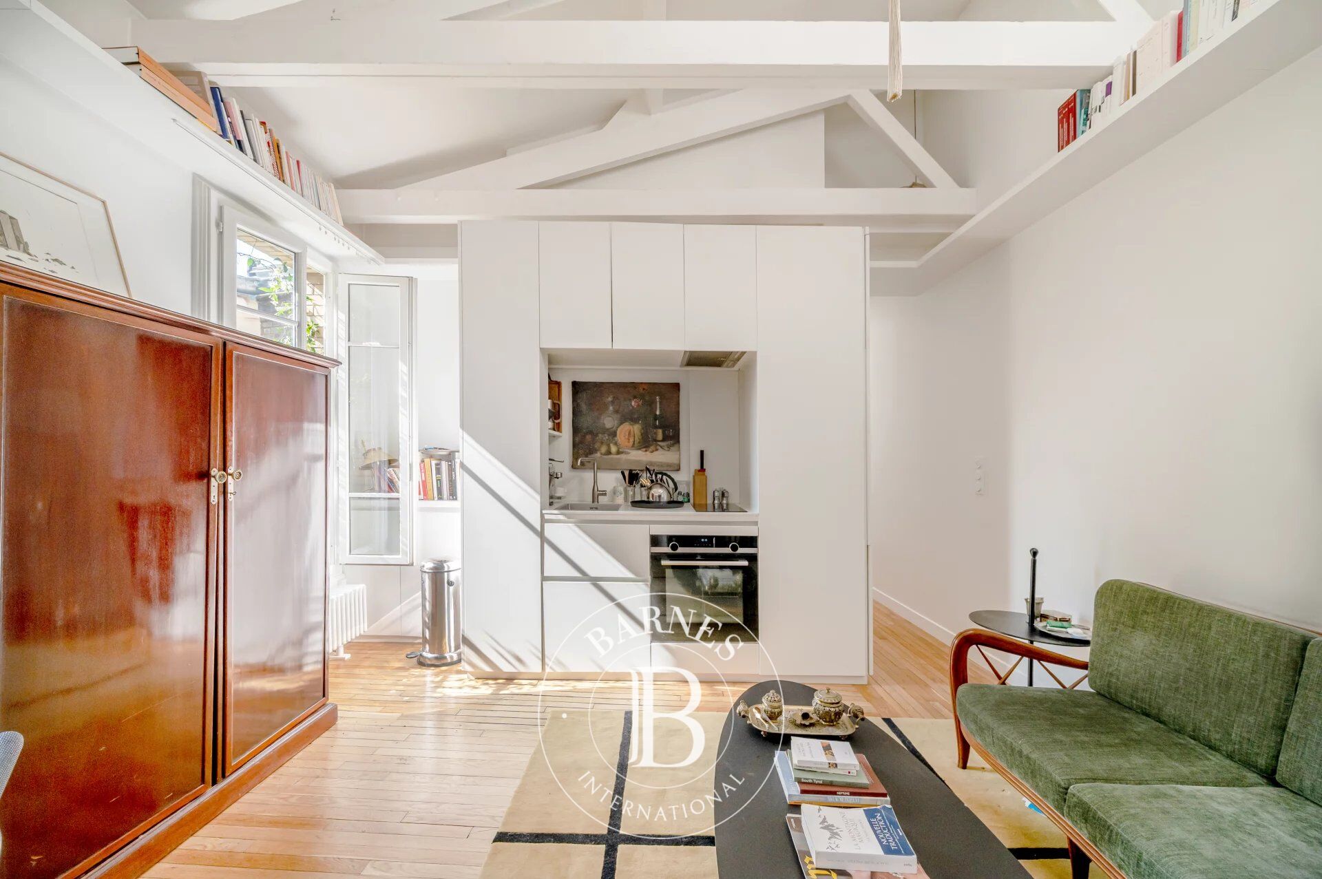 Sole agent - Neuilly-Mairie - Top floor - Period charm - 1-bed apartment - Atypical and charming - Close to shops and Metro line 1 - picture 2