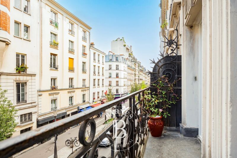 PARIS 18 - DOUDEAUVILLE - FULL-LENGTH BALCONY - TWO BEDROOMS - CHARM - LIGHT