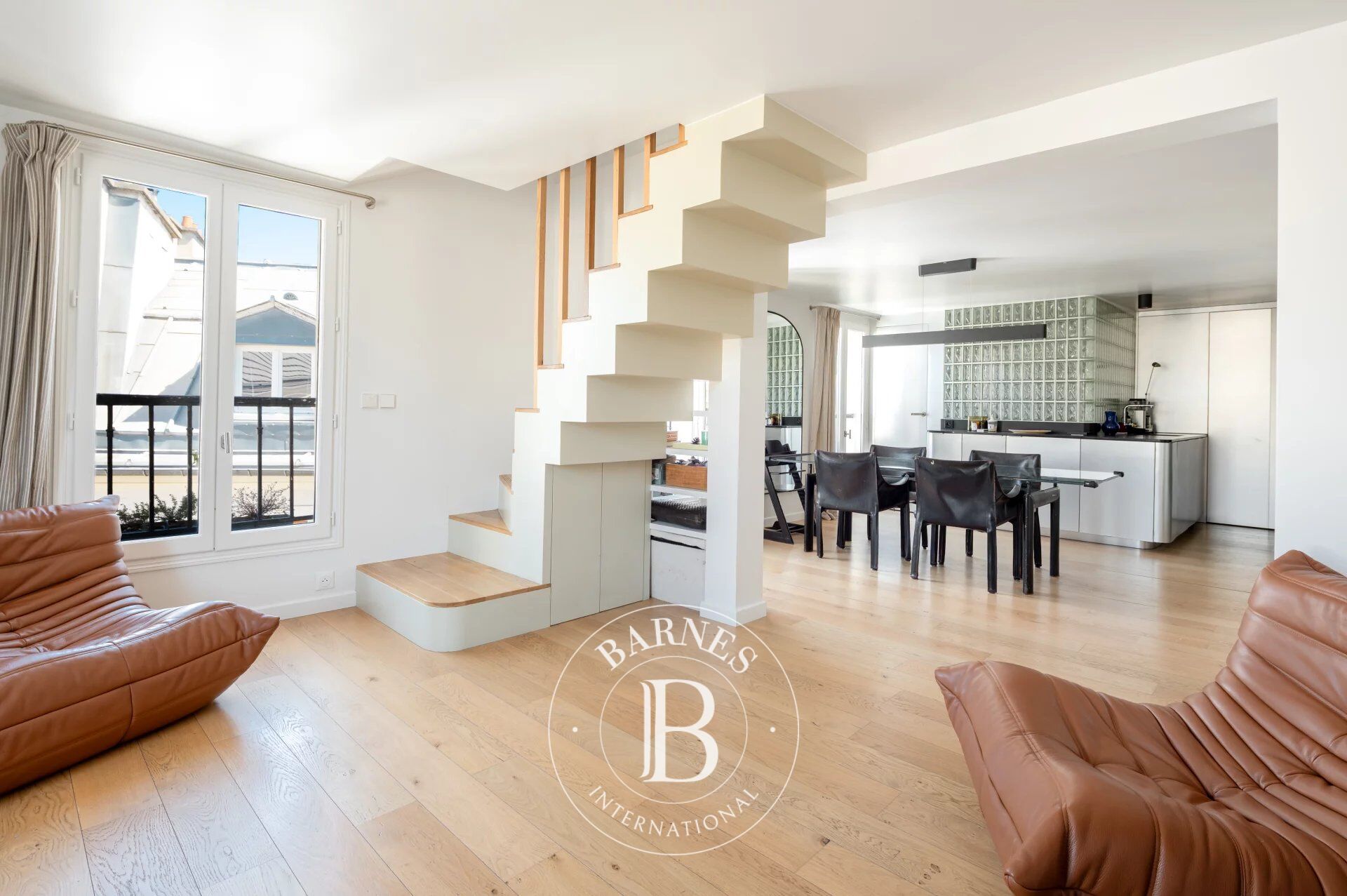 OFF MARKET - EXCLUSIVE - PARIS 9 - MARTYRS - TOP FLOORS - LIFT - 2/3 BED - BALCONY - BRIGHT - QUIET - FANTASTIC RENOVATION - VIEW OF MONUMENTS - picture 2