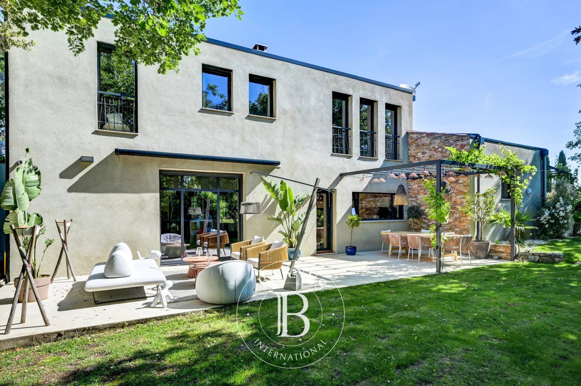 AIX-EN-PROVENCE – PRIVATE ESTATE – CONTEMPORARY VILLA 270 sqm– 5 BEDROOMS – INDEPENDENT APARTMENT – LANDSCAPED GROUNDS 2,153 sqm – HEATED POOL – ABSOLUTE TRANQUILITY - picture 2