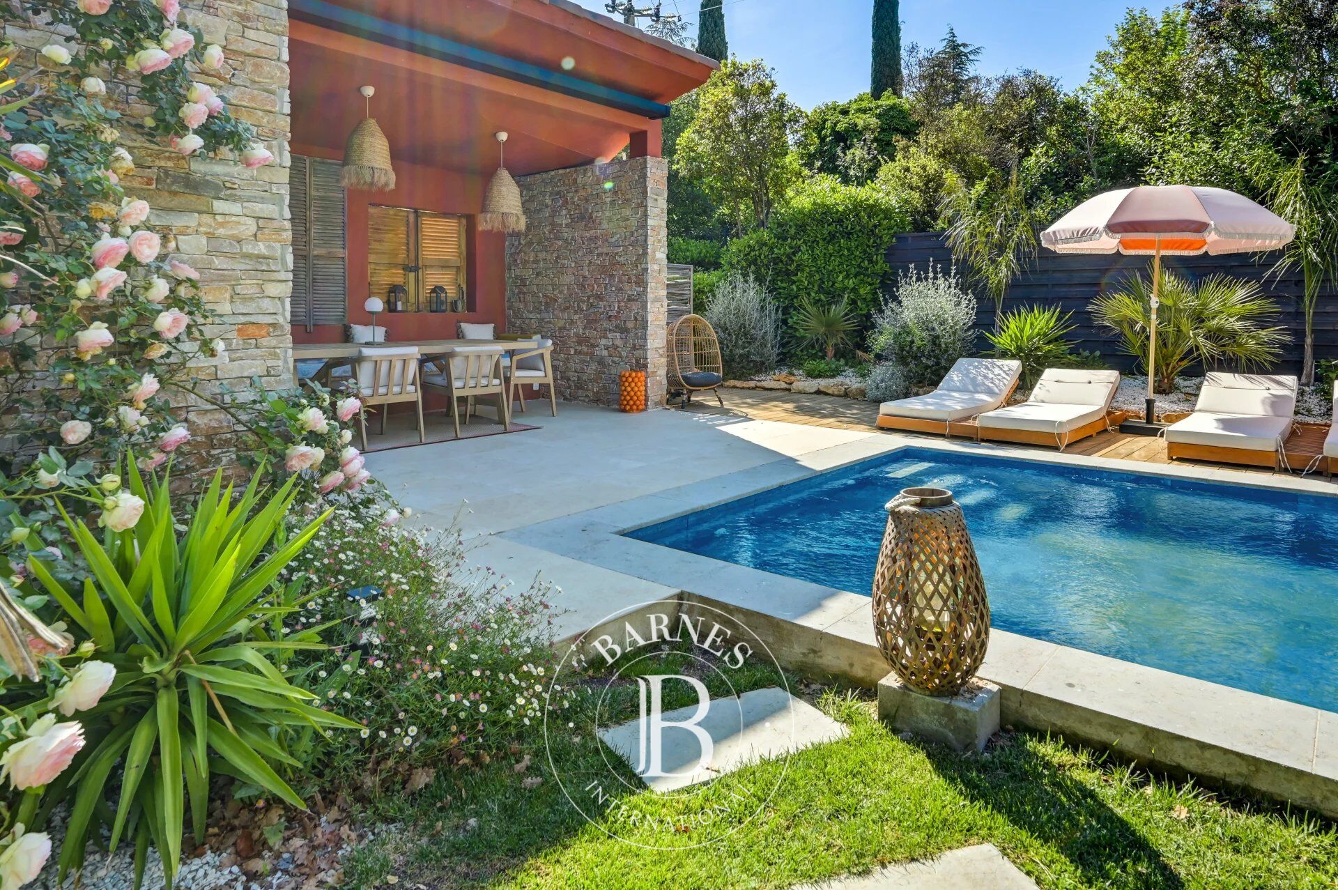 AIX-EN-PROVENCE – PRIVATE ESTATE – CONTEMPORARY VILLA 270 sqm– 5 BEDROOMS – INDEPENDENT APARTMENT – LANDSCAPED GROUNDS 2,153 sqm – HEATED POOL – ABSOLUTE TRANQUILITY - picture 1