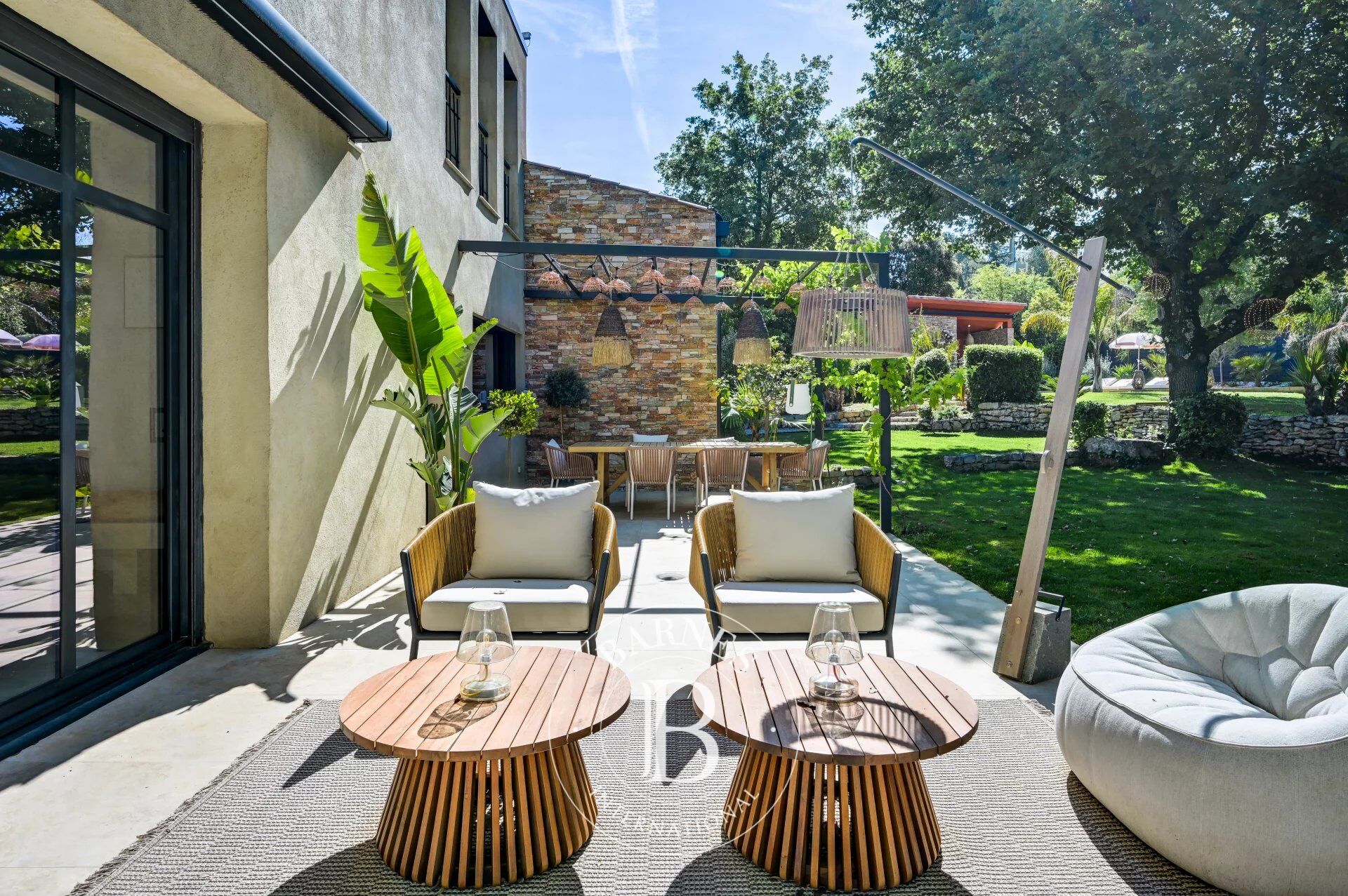 AIX-EN-PROVENCE – PRIVATE ESTATE – CONTEMPORARY VILLA 270 sqm– 5 BEDROOMS – INDEPENDENT APARTMENT – LANDSCAPED GROUNDS 2,153 sqm – HEATED POOL – ABSOLUTE TRANQUILITY - picture 3