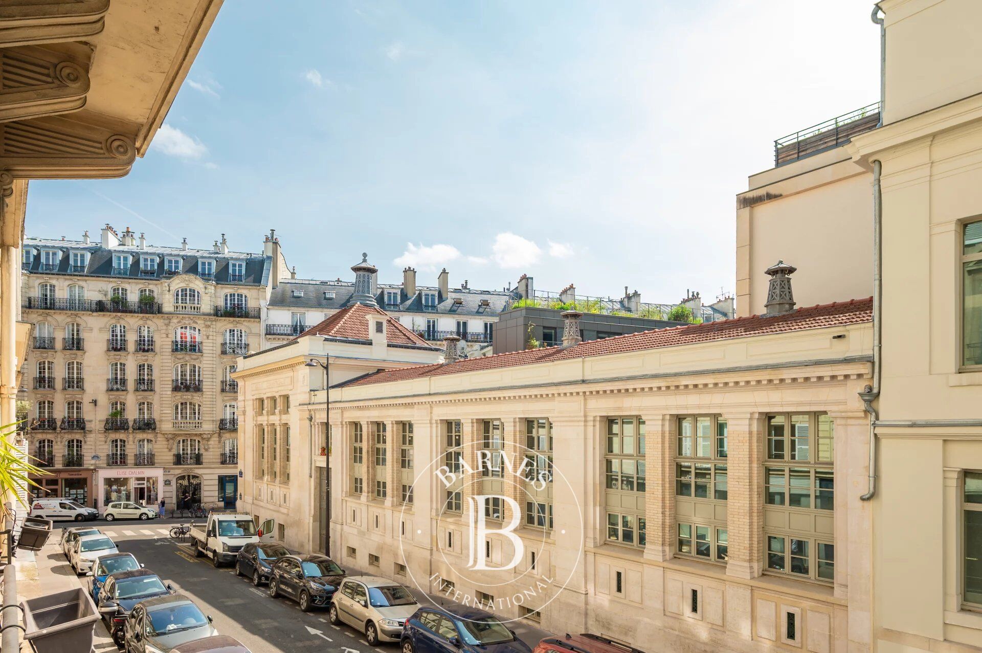 PARIS 9 - TRUDAINE / MARTYRS - 3 BEDROOMS - BRIGHT - LIFT - GREAT VOLUME - picture 3