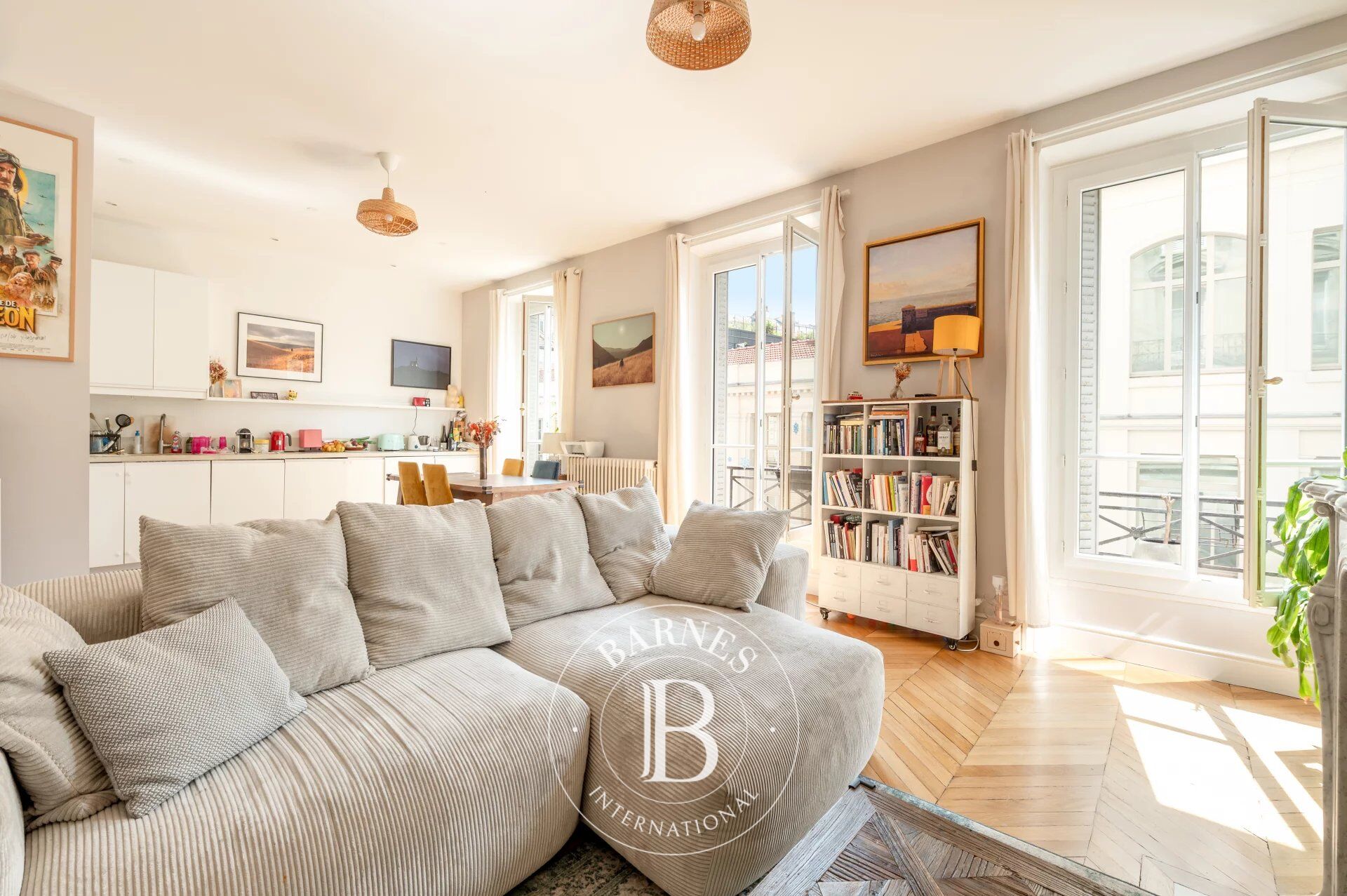 PARIS 9 - TRUDAINE / MARTYRS - 3 BEDROOMS - BRIGHT - LIFT - GREAT VOLUME - picture 2