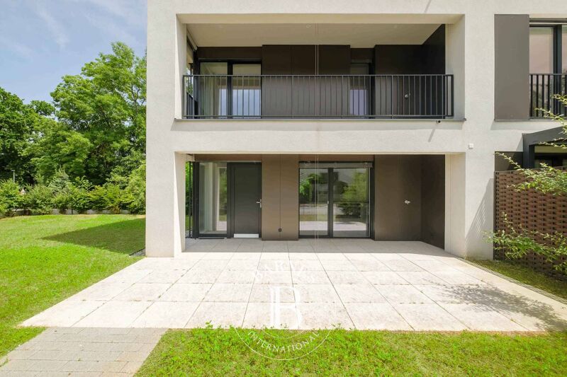 Beautiful brand-new 7-room apartment featuring terraces and a garden