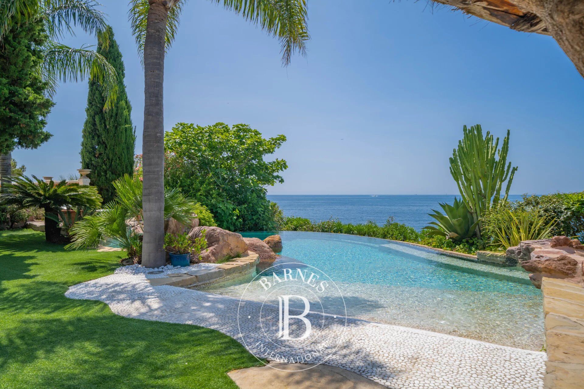 THEOULE-SUR-MER  - WATERFRONT VILLA - picture 3