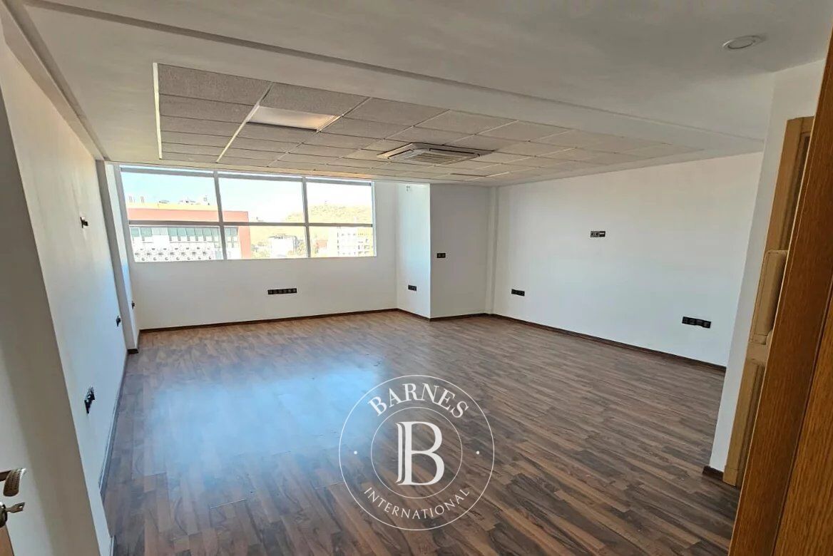 À Vendre ou À Louer – Immeuble Professionnel Rénové avec 20 Plateaux Bureaux à Usage Commercial - picture 1