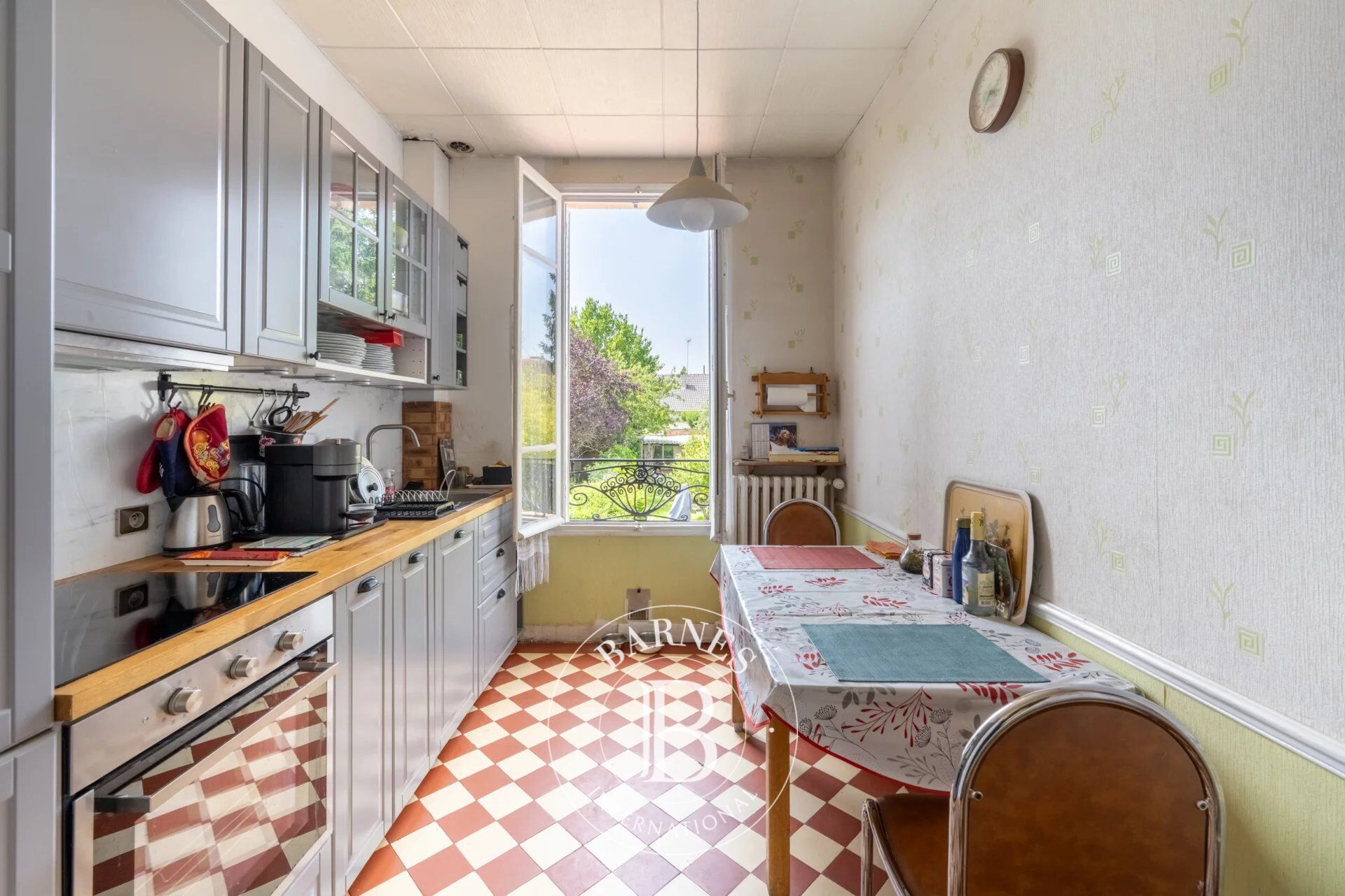 Le Chesnay - House with 122m² (1,313 sq ft) floor area - 3 bedrooms - Beautiful 401m² (4,316 sq ft) garden - Some work required - picture 3