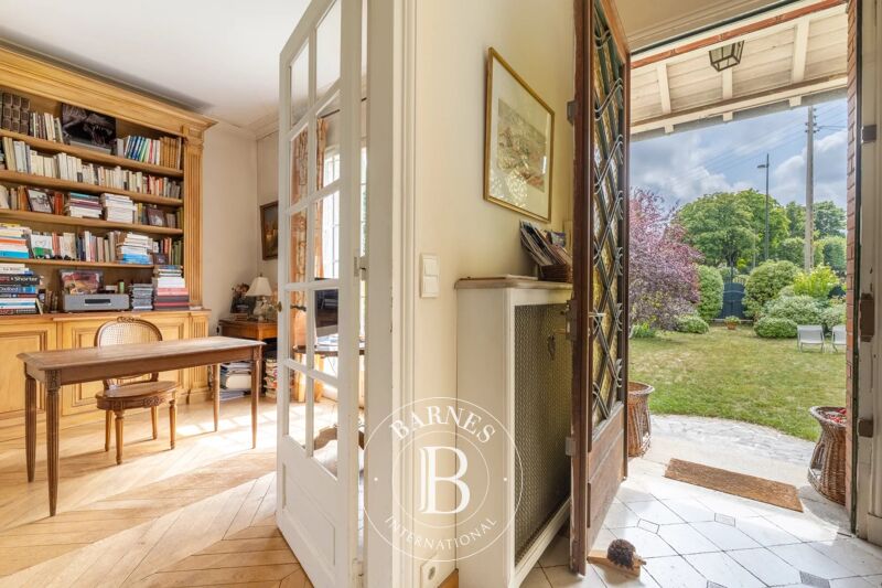 Le Chesnay/on the edge of Versailles - Plateau Saint-Antoine - magnificent 223m² (2,400 sq ft) house - 4 bedrooms + garden studio apartment - 700m² (7,535 sq ft) garden