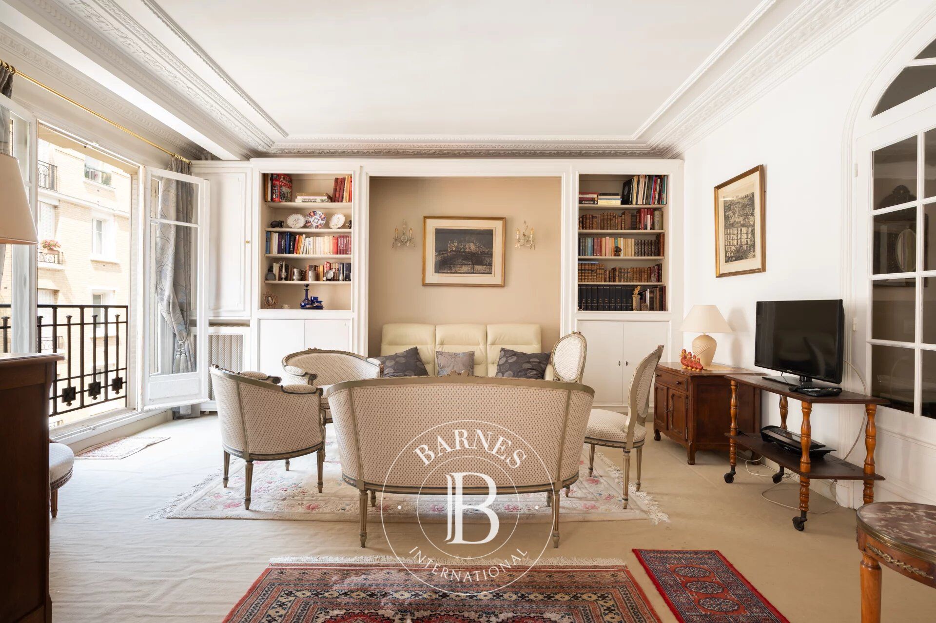 EXCLUSIVE LISTING - PARIS 18 - MONTMARTRE  -  4th FLOOR - LIFT AND CONCIERGE - 3/4 BEDROOMS - PERIOD CHARM - HIGH-END RESIDENCE - picture 2