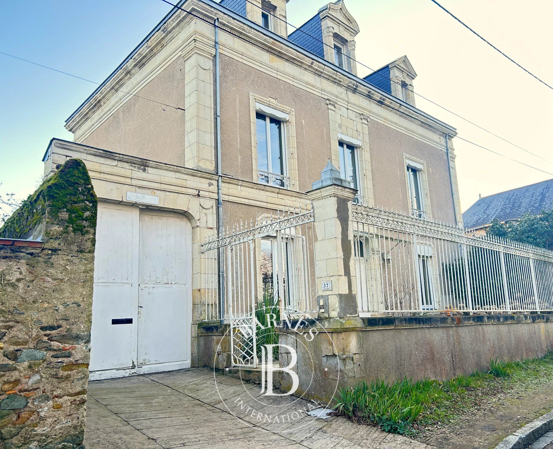 ROCHEFORT SUR LOIRE - PROPRIÉTÉ DE CHARME AVEC DÉPENDANCES - VUE SUR LE LOUET - picture 2