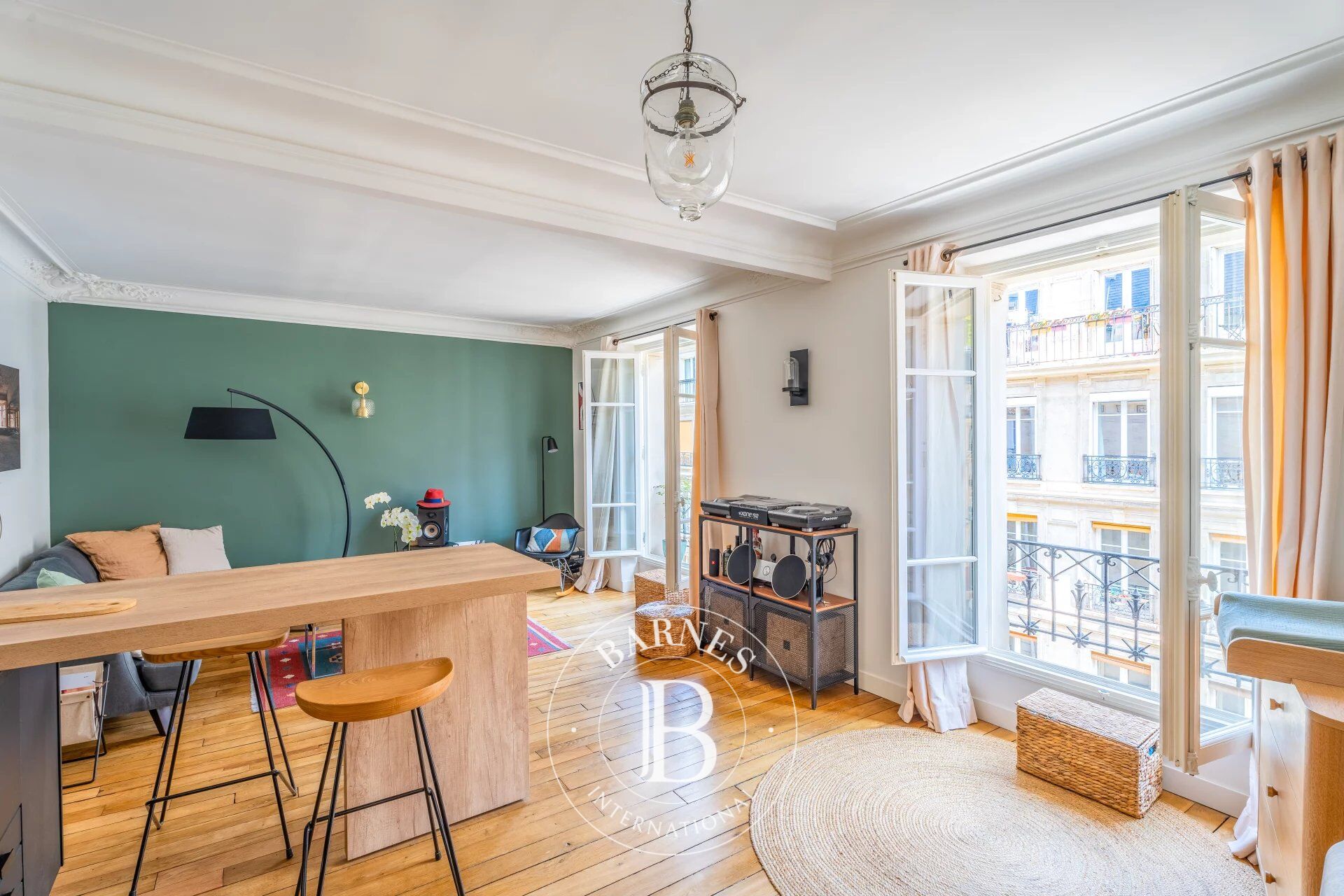 NEW - UPPER FLOOR - FULLY RENOVATED - ONE BEDROOM - JULES JOFFRIN - picture 1