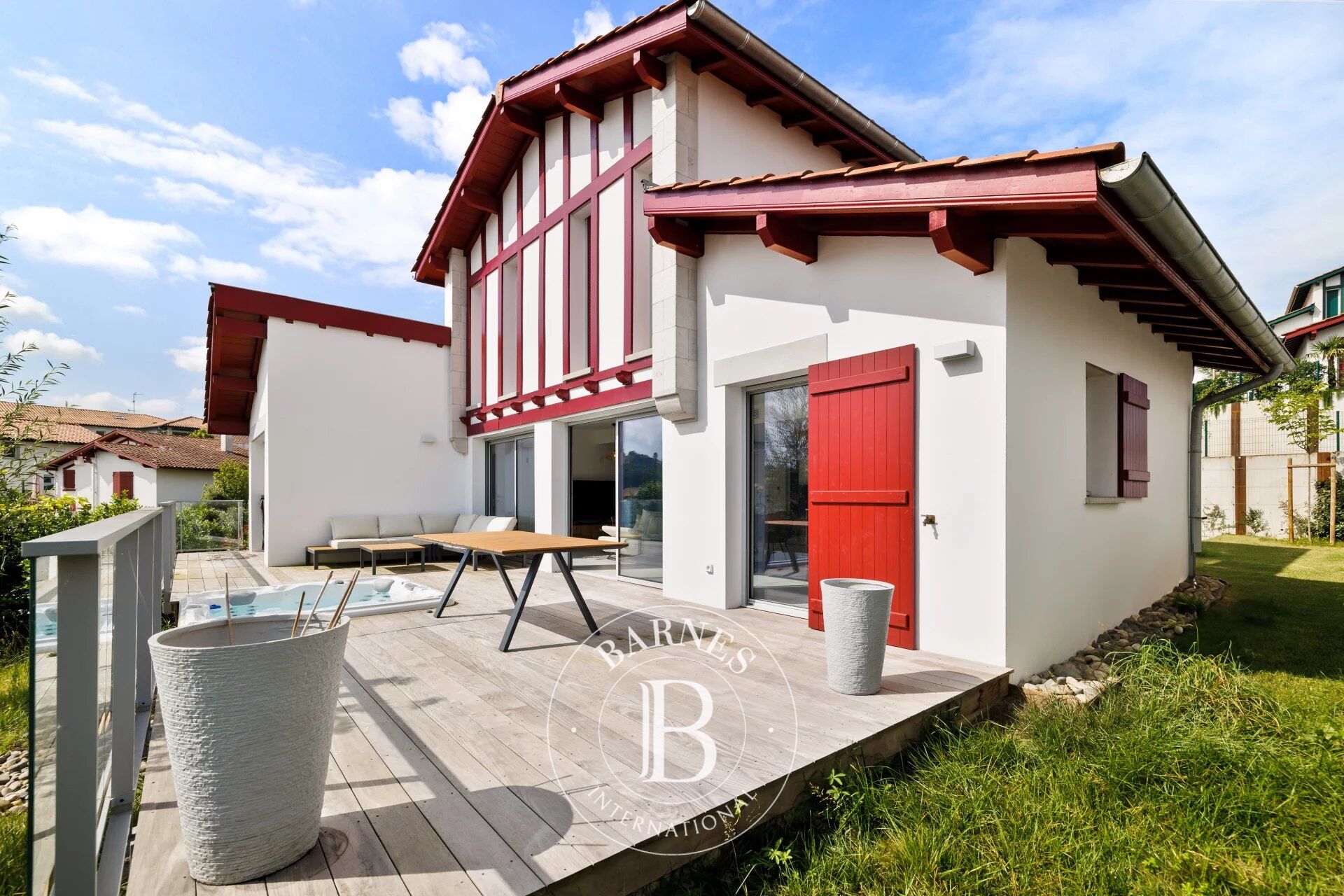 URRUGNE, CASA CONTEMPORÁNEA DE 115 M² CON HERMOSAS VISTAS A LA BAHÍA - picture 2