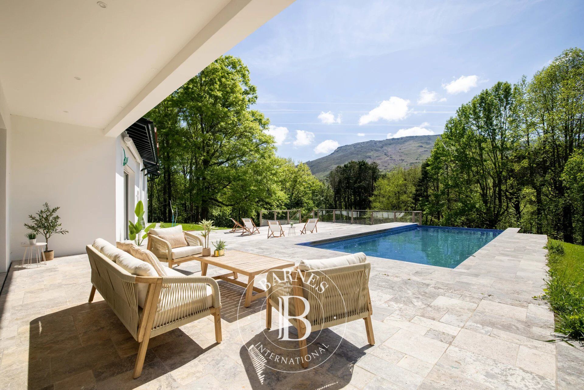 ASCAIN – PROPIEDAD DE 250 M² EN 2,25 HA CON VISTAS A LA RHUNE - picture 3