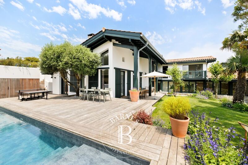 LEONIE – House with Pool and Garden – Bidart