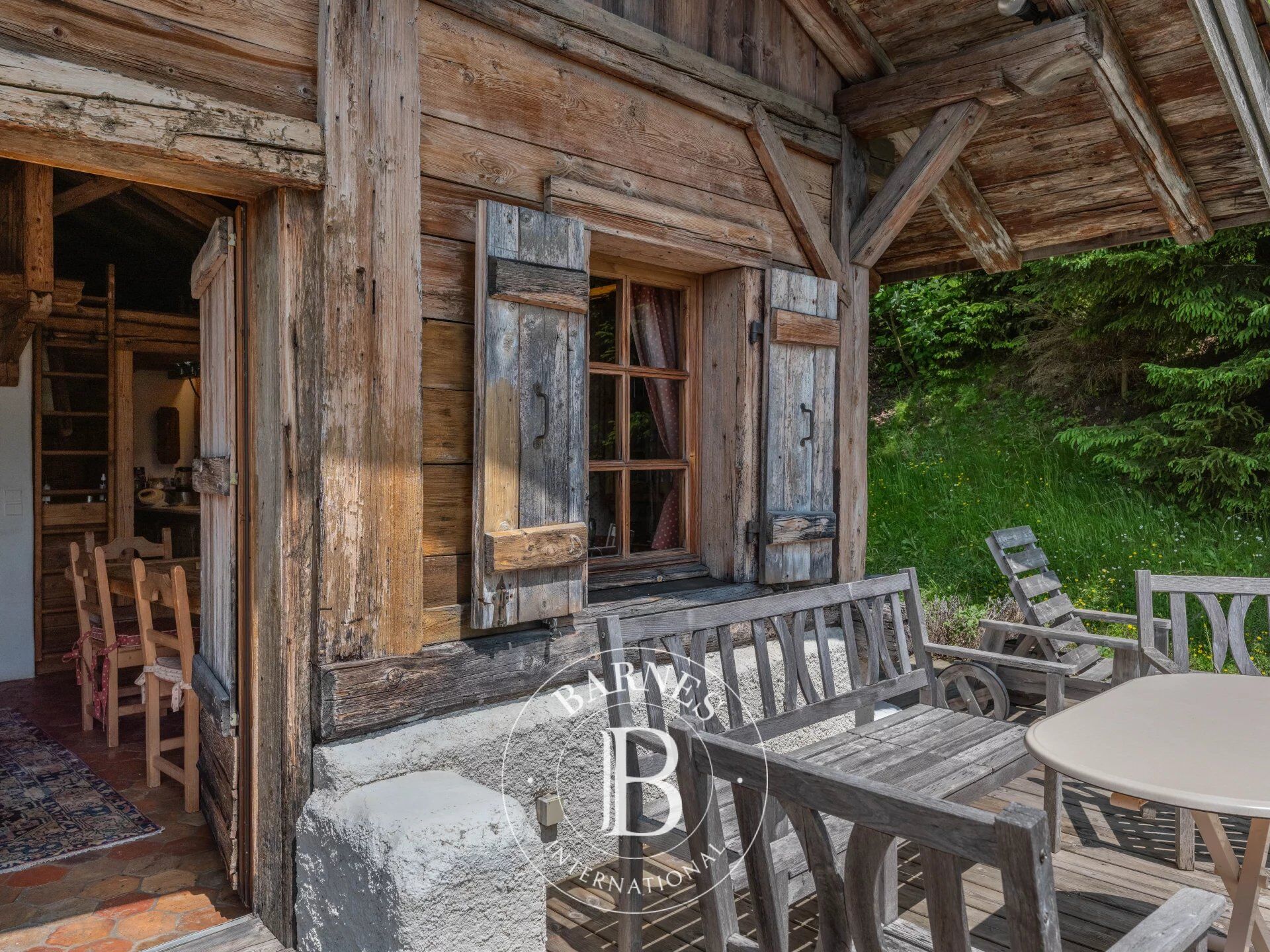 MEGÈVE – VILLAGE – CHALET WITH SKI-OUT ACCESS – BUILDABLE LAND - picture 2