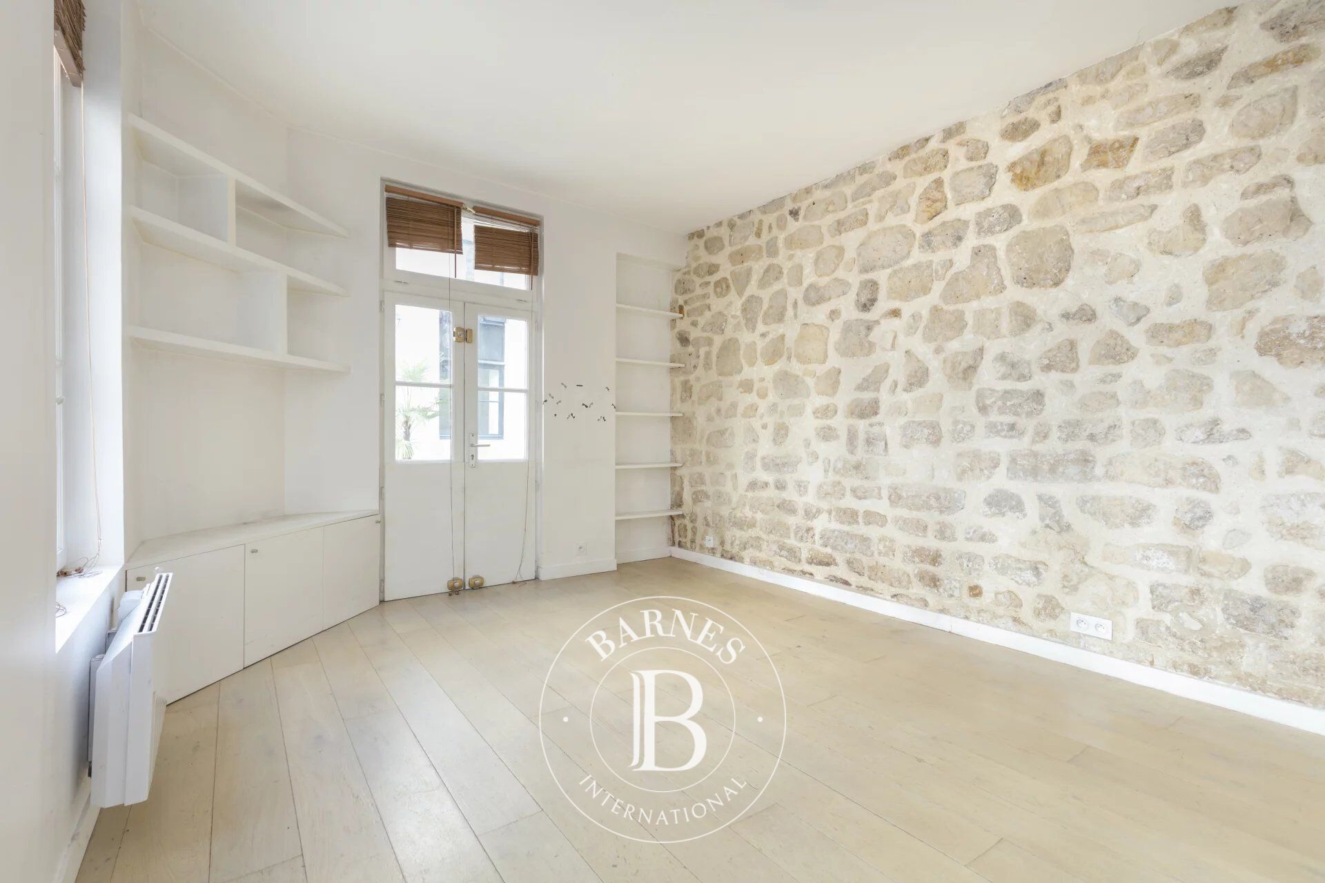 PARIS 1E - PALAIS ROYAL - LUMINEUX 2 PIECES - DUPLEX SUR COUR - picture 2