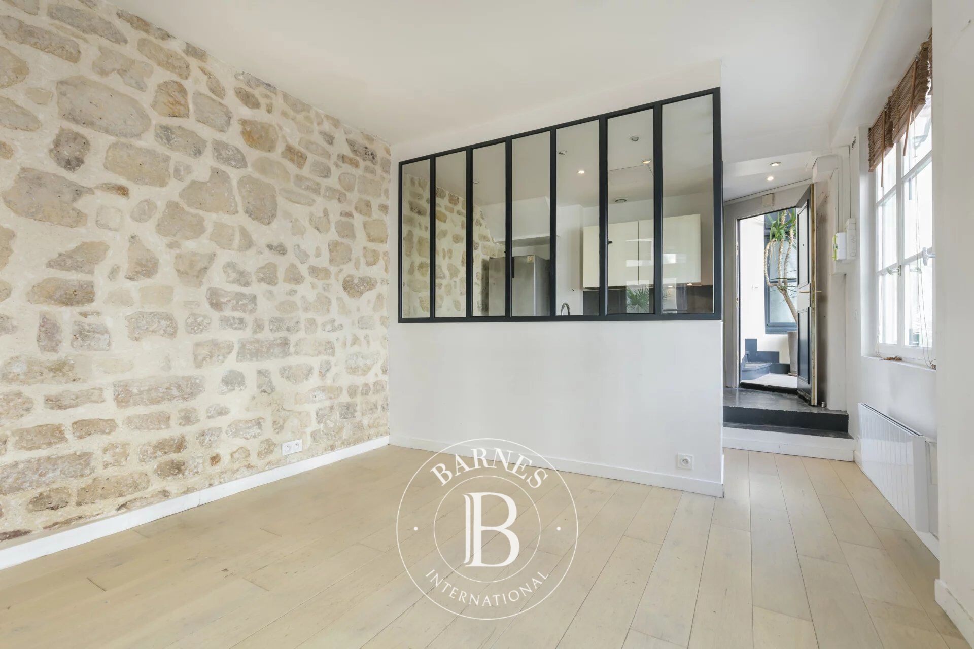 PARIS 1E - PALAIS ROYAL - LUMINEUX 2 PIECES - DUPLEX SUR COUR - picture 1