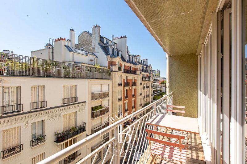 EXCLUSIVE LISTING - SOUTH AUTEUIL - UPPER FLOOR - BALCONY - PARKING SPACE INCLUDED