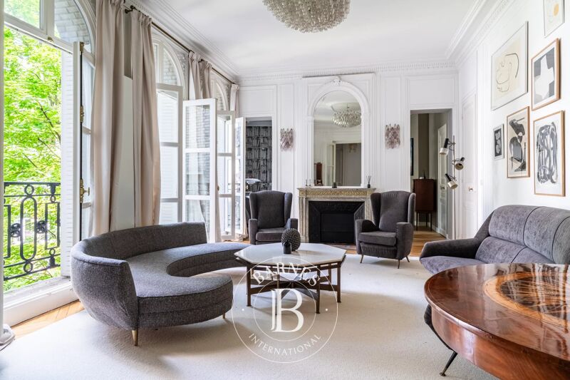 Paris 16 - Place Victor Hugo - Vue dégagée sur jardin