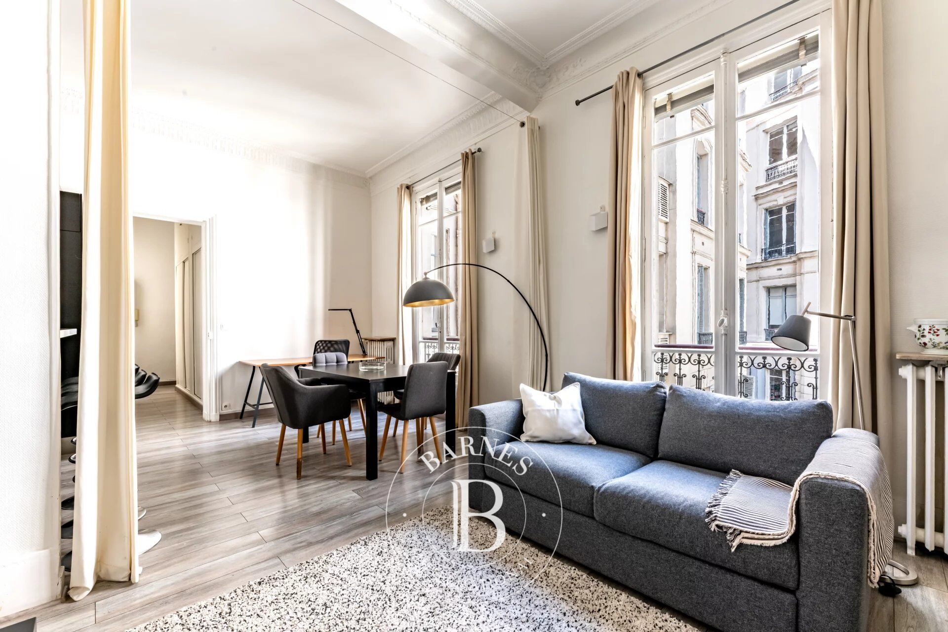 PARIS 8 - COURCELLES - APPARTEMENT 2 PIECES - picture 2