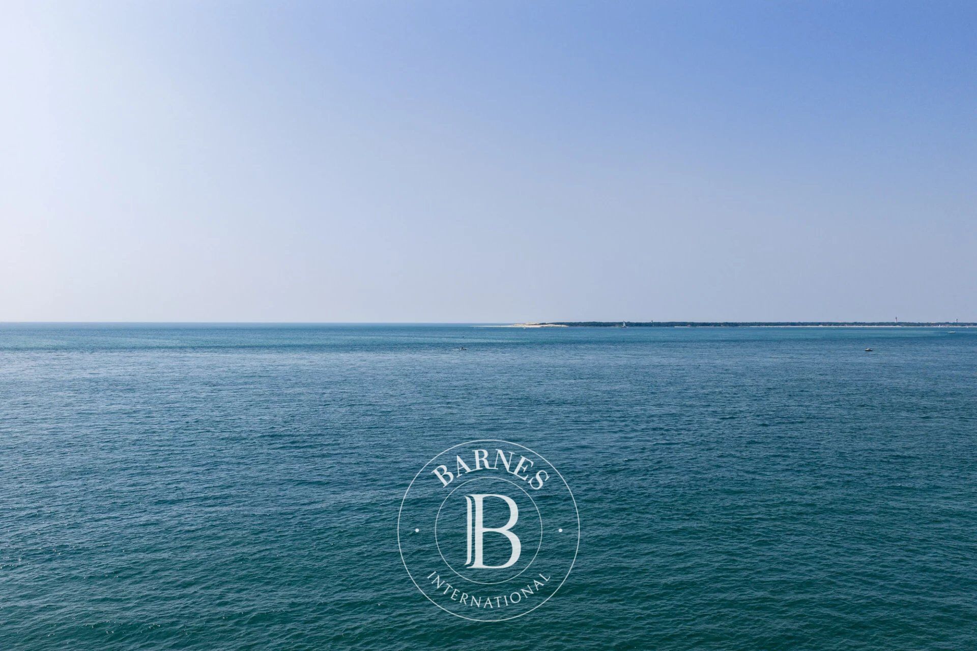 VILLA «SWAN» EN PREMIÈRE LIGNE AU PYLA-SUR-MER, AVEC 5 CHAMBRES, ACCÈS PRIVATIF À L’EAU ET VUE PANORAMIQUE BASSIN - CAPACITÉ 10 PERSONNES - picture 2