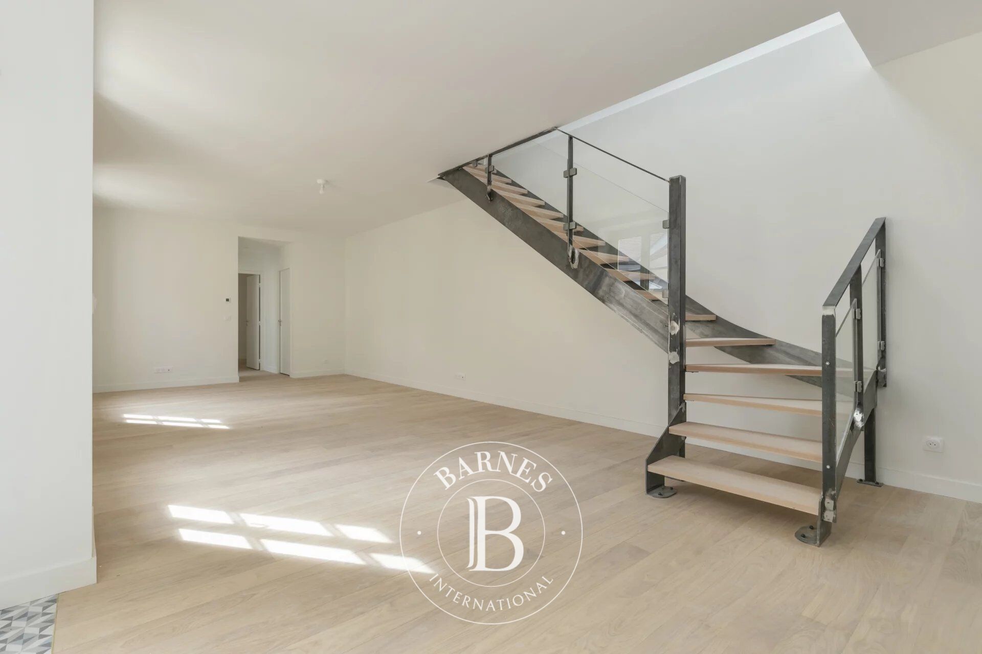 SAINT-GERMAIN-EN-LAYE - CENTRE VILLE - DUPLEX 3 CHAMBRE / GRAND BUREAU - CAVE - NEUF - picture 2