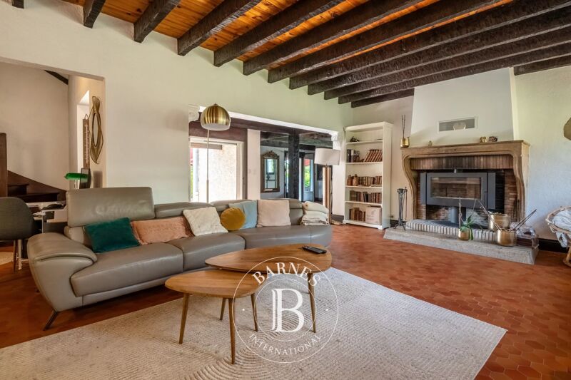 House of about 272sqm - 3/4 Bedrooms - Swimming pool - garage - cellar- Land of 2587sqm.