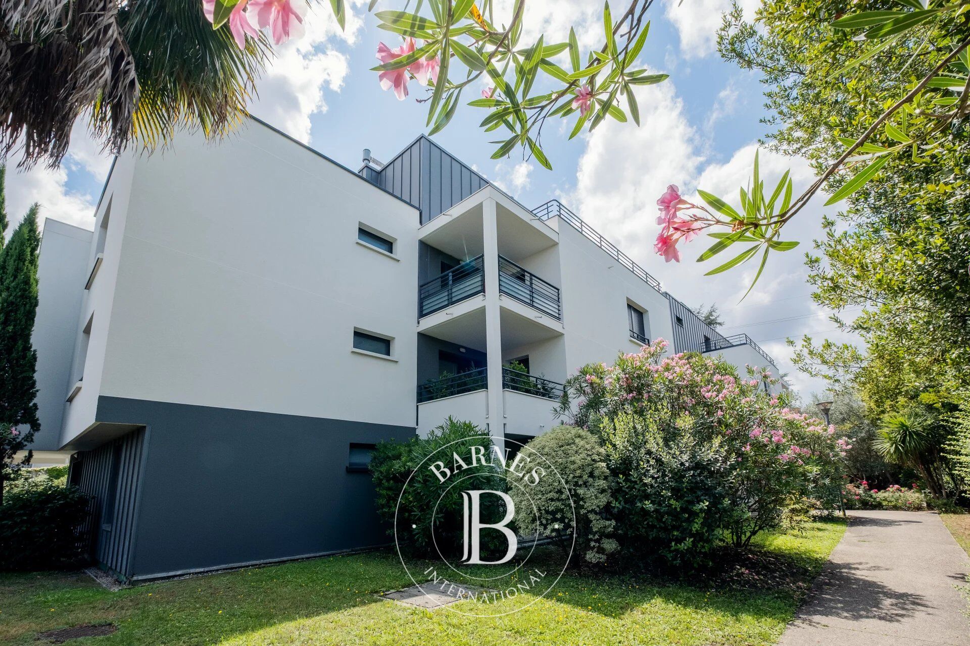 Bordeaux Caudéran – 32 m² Apartment – Terrace – Parking – Elevator - picture 1