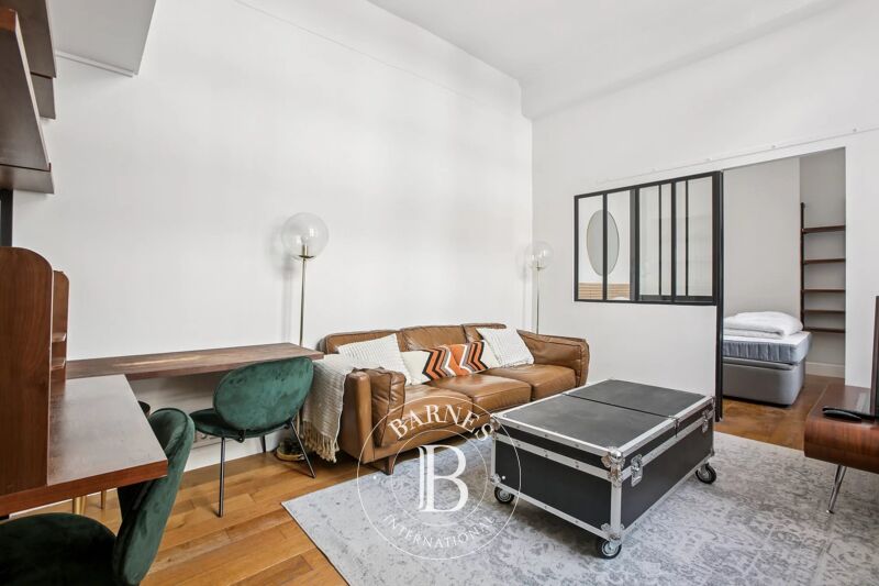 Paris 6 - Saint Germain des Prés - 2-bed apartment with great volume - Quiet and bright - Ideal pied-à-terre.