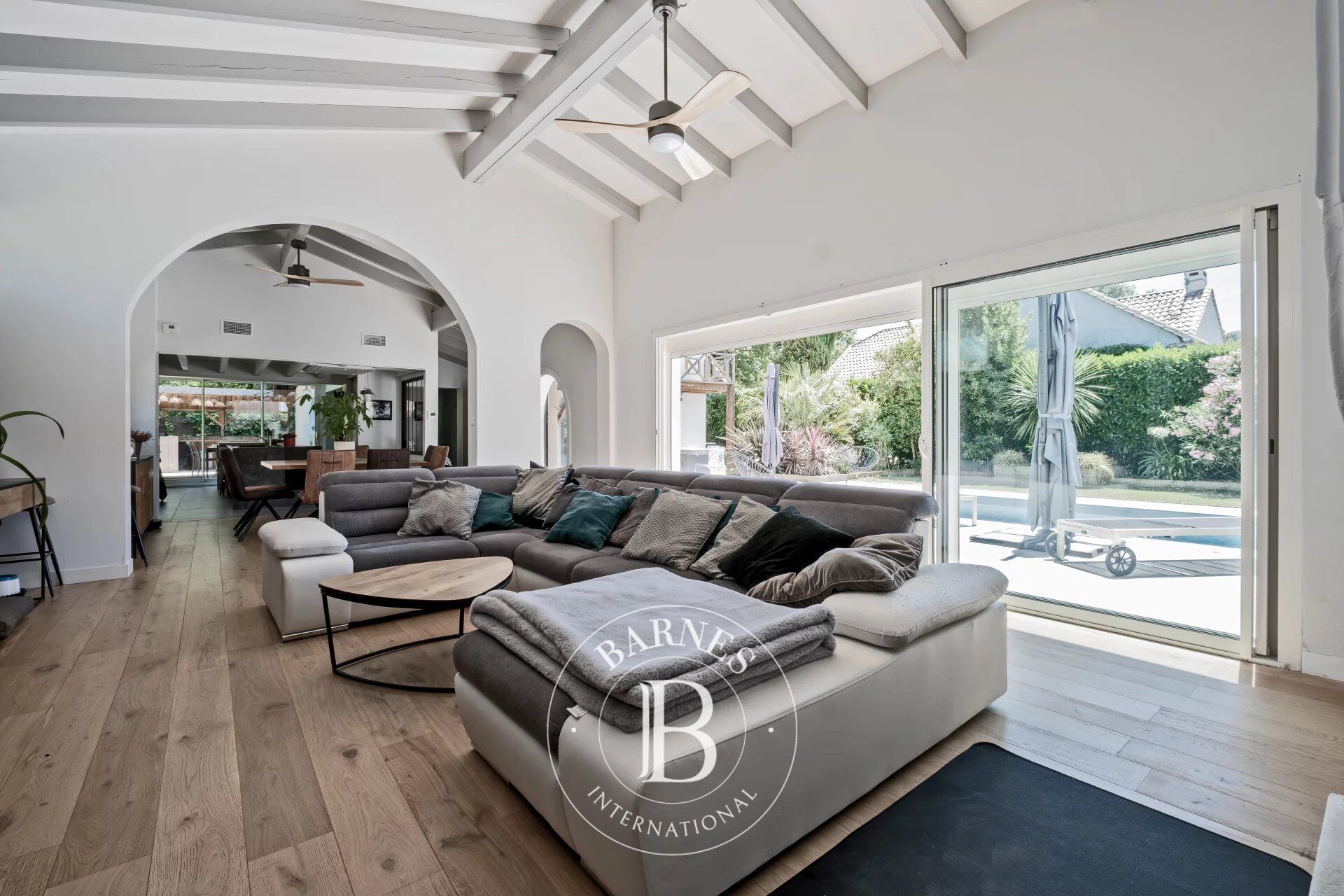 Mérignac - Parc de l'Hôtel de Ville - Maison de 219 m² - Parcelle 1221 m² - Piscine - Garage - Cave - picture 1