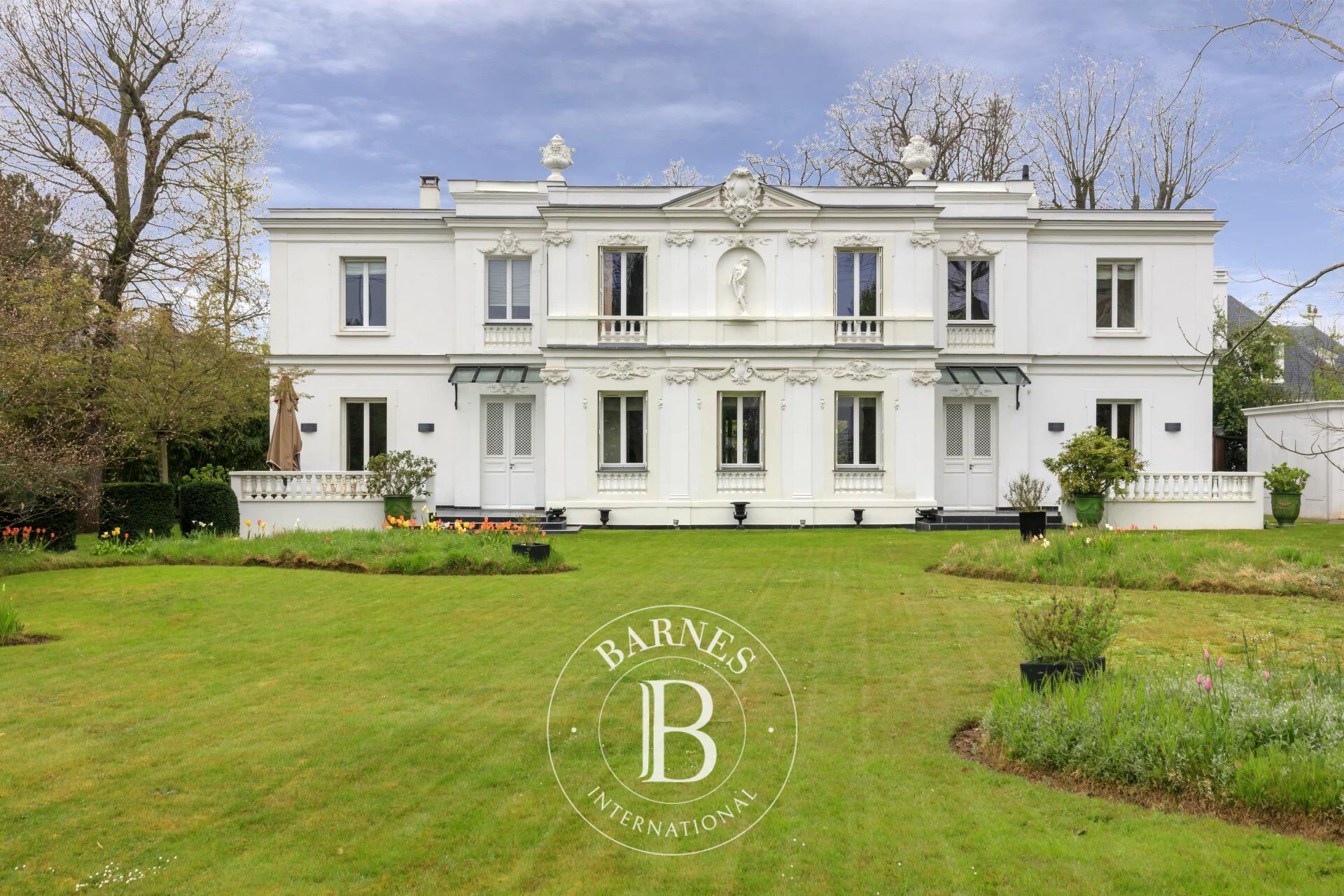 Vésinet Sud à 10' à pied du RER, magnifique demeure de 405 m²,  8 pièces / 5 chambres sur 1.800 m² de terrain. - picture 1