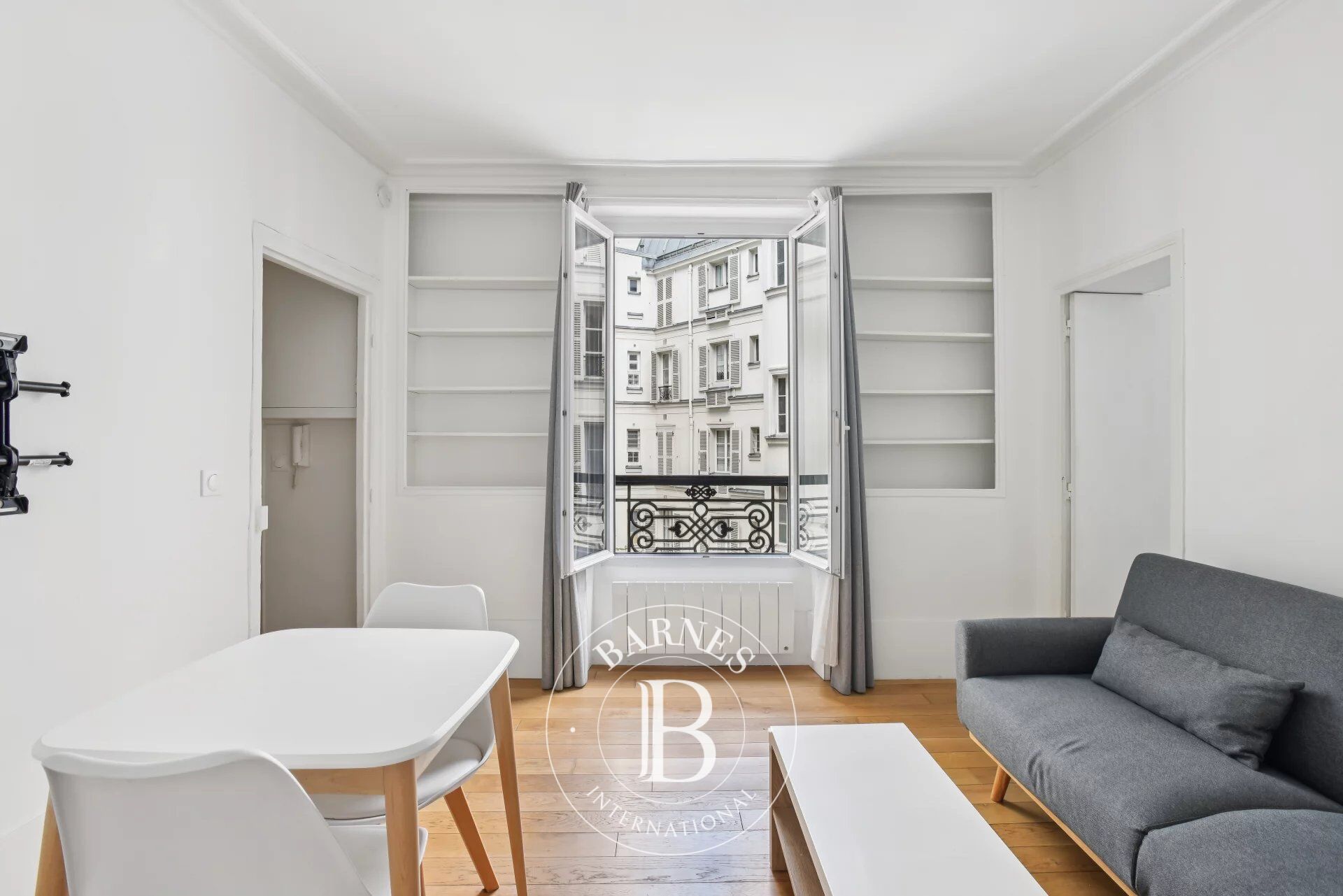 Paris 7 - École Militaire - Deux pièces - Ascenseur - Calme et lumineux. - picture 2