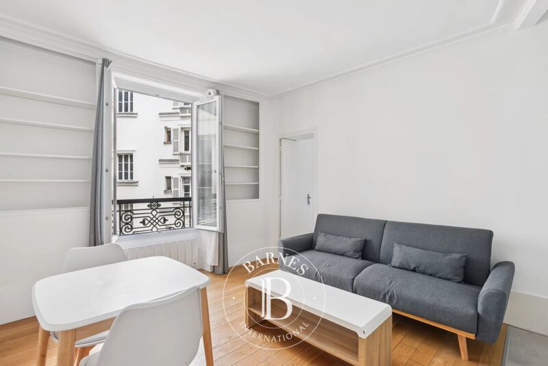 Paris 7 - École Militaire - Deux pièces - Ascenseur - Calme et lumineux.