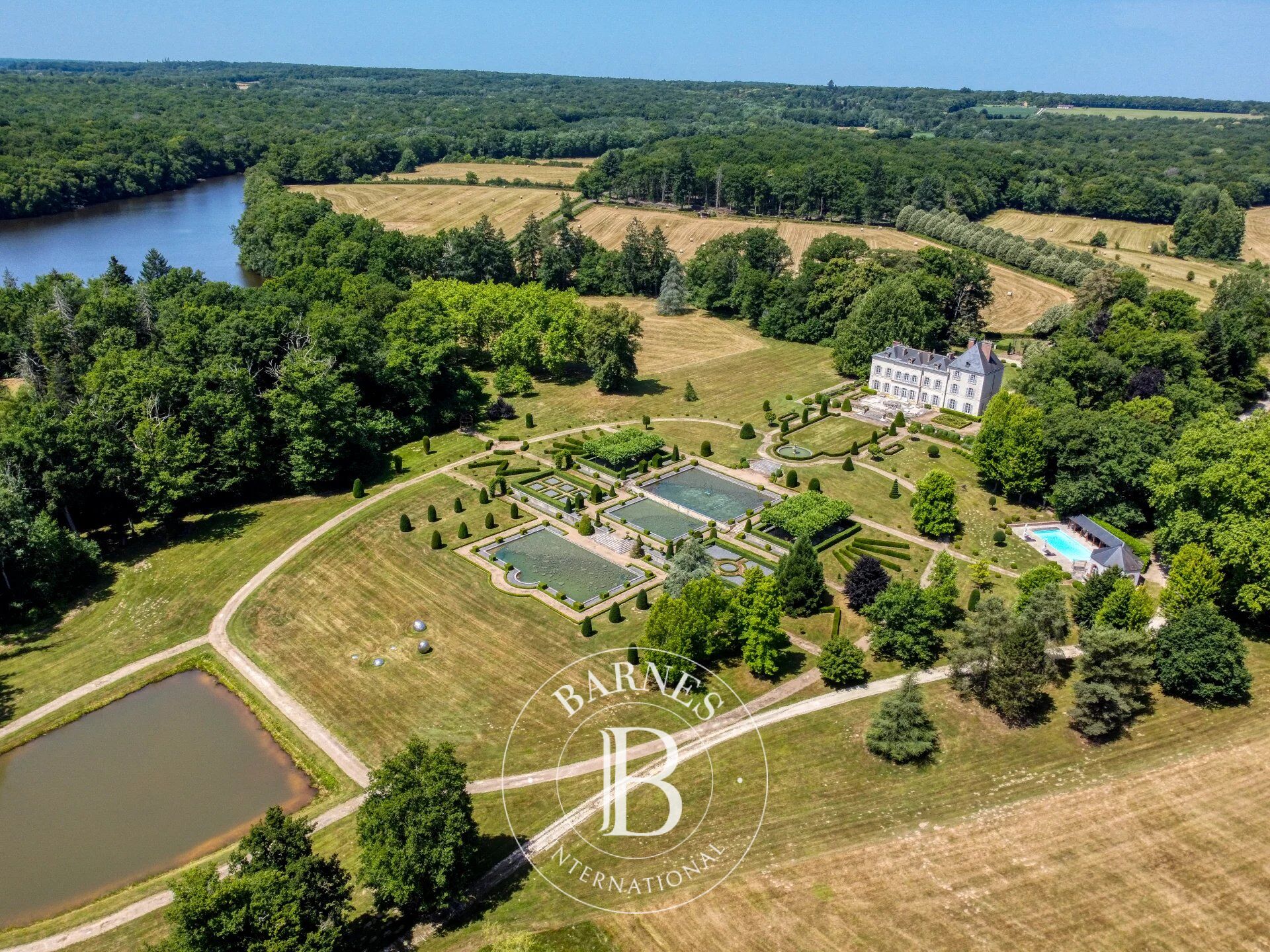 Yonne - À 1h30 de Paris - Château du XVIIIe siècle - 215 hectares - picture 1
