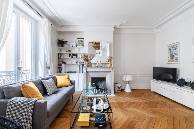 Exclusive listing - Neuilly-Sainte Foy - 1 to 2-bed apartment - Period charm - Close to the shops and public transport services
