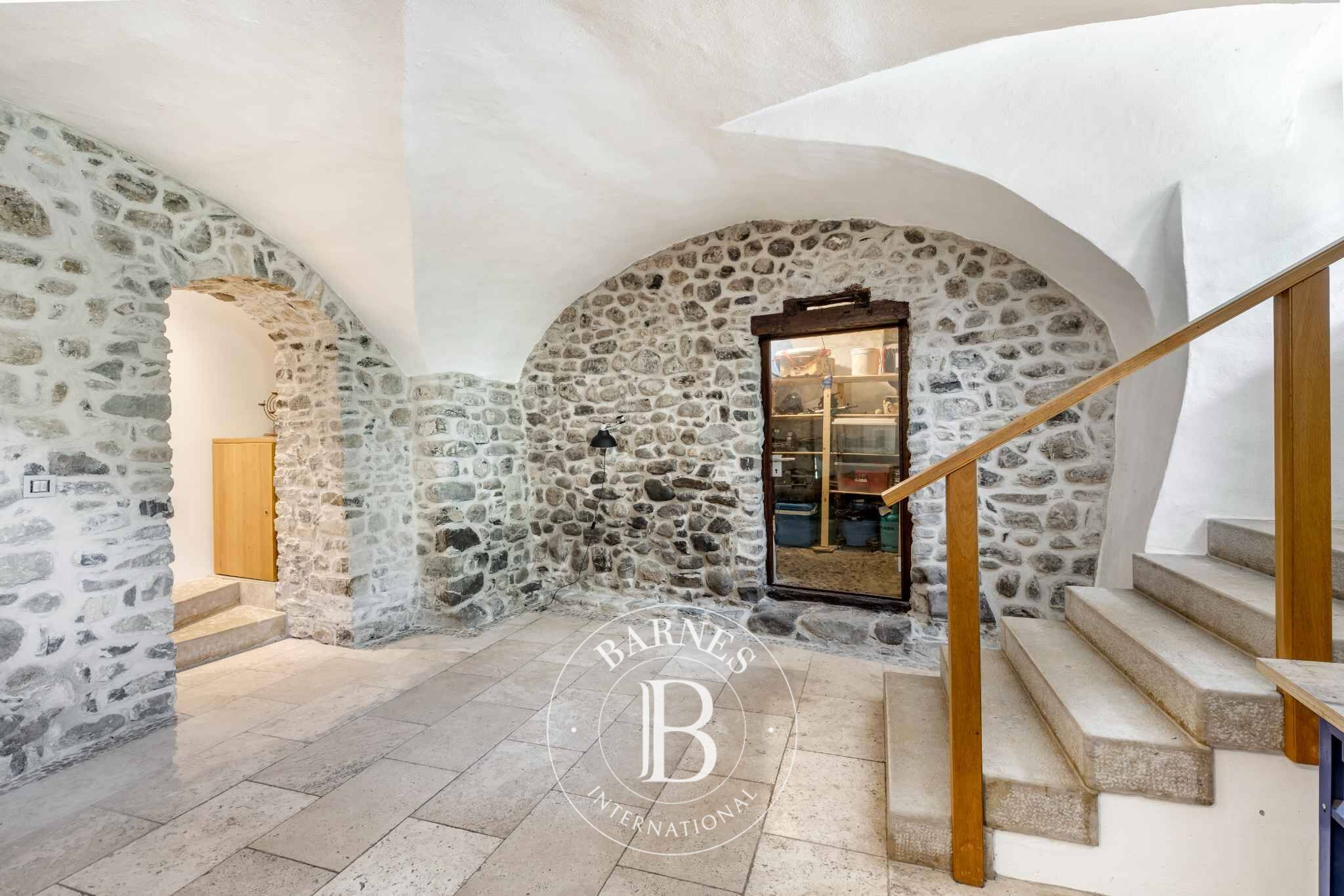 Villa Montreux - picture 14