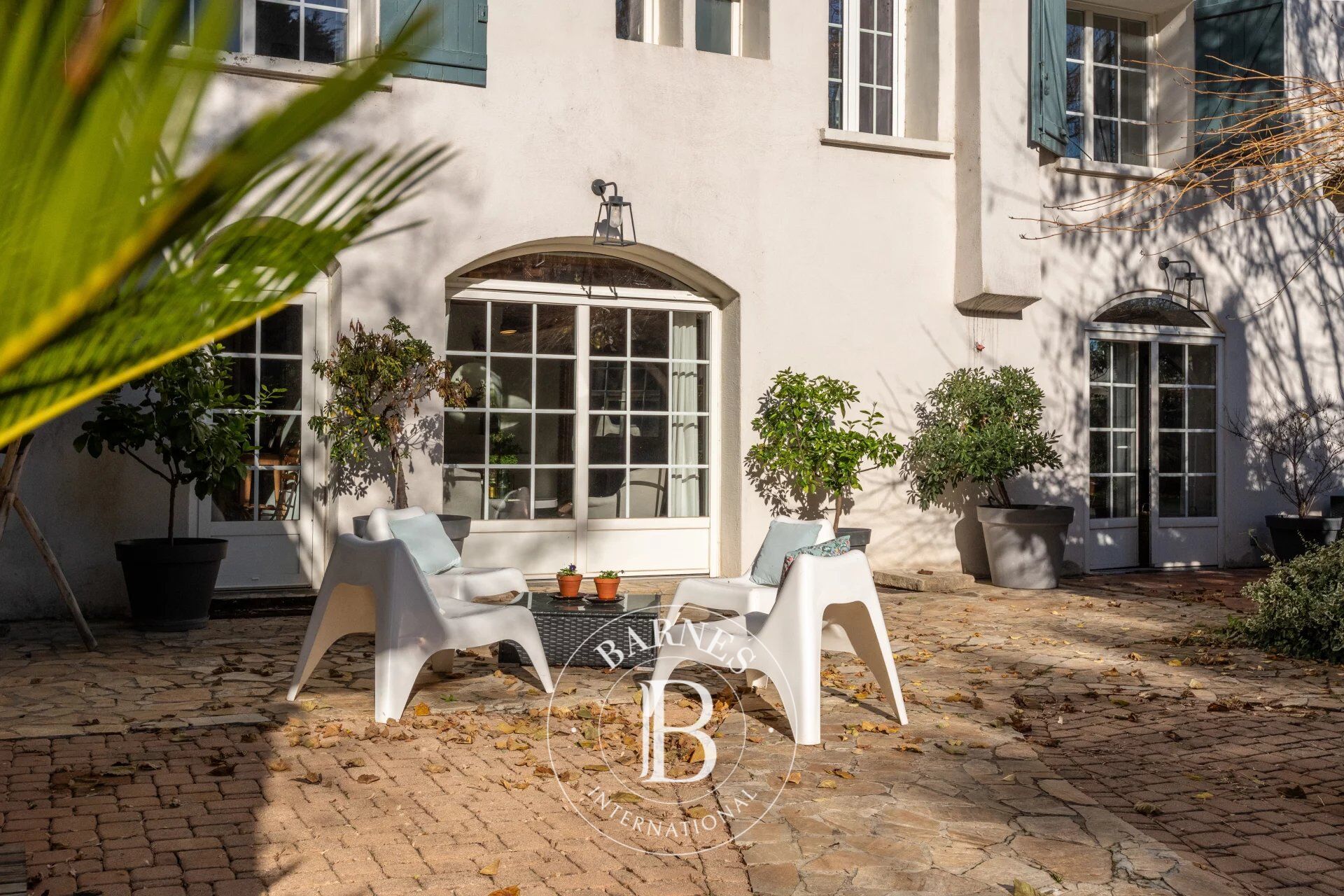 Collonges au Mont d'Or - Maison de 285 m² environ - 7 Chambres - Terrain de 1571 m² - Piscine - picture 2