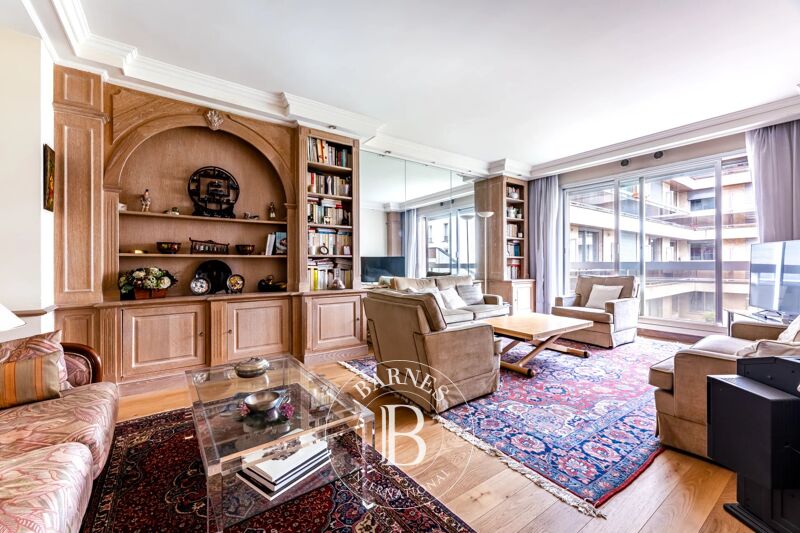PARIS 8 - FAUBOURG ST HONORE - 2 bedroom apartment