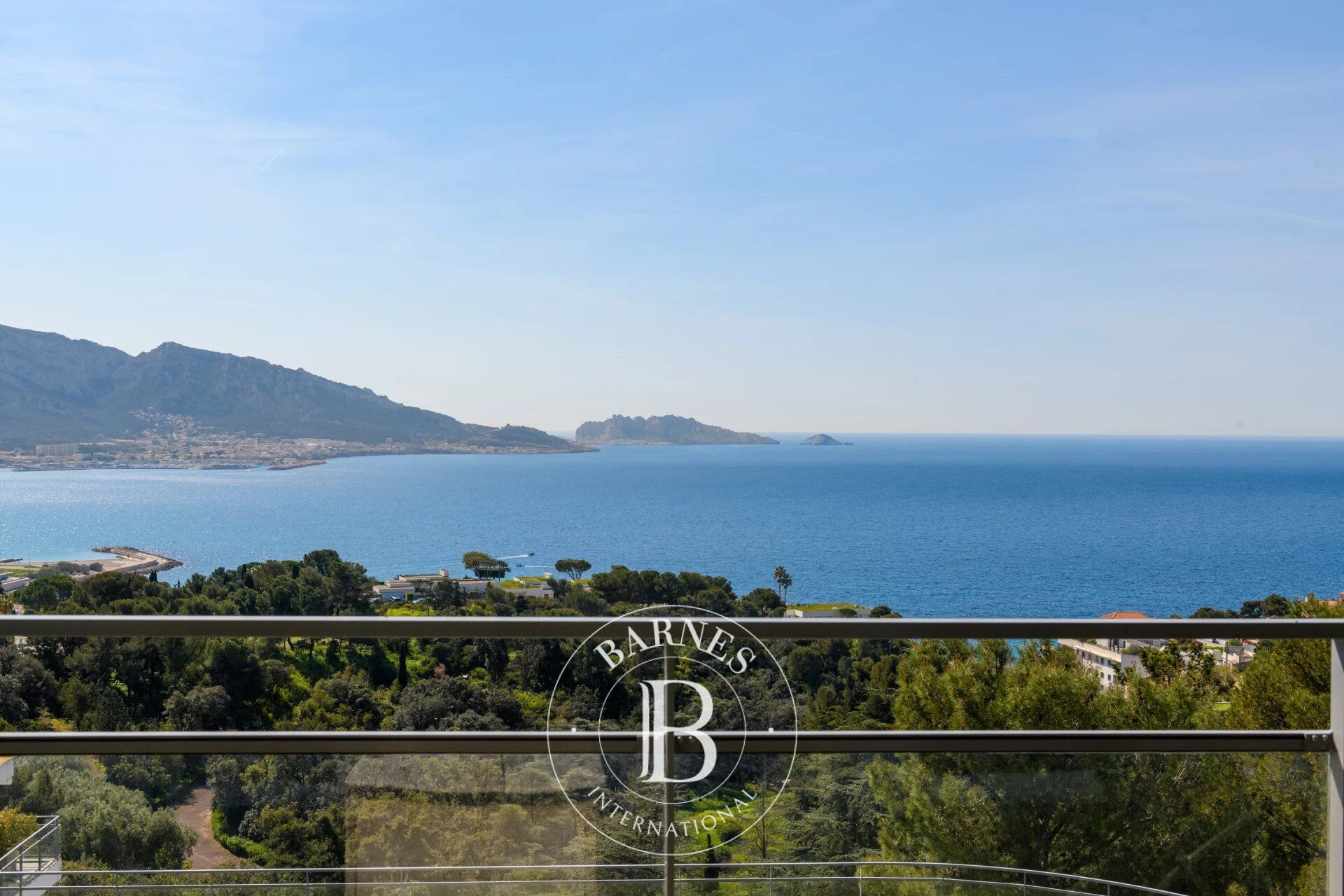 FOR SALE - MARSEILLE - 13007 - SECURE RESIDENCE DES ALPILLES 2 - PANORAMIC SEA VIEW - SWIMMING POOL - WHITE ROUCAS - picture 3