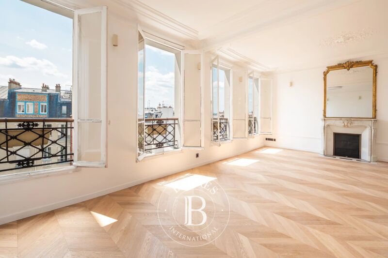 PARIS 9 - NOUVELLE ATHÈNES - 5ème ÉTAGE - ASC - PLEIN SUD - VUE TOUR EIFFEL - 3 CHAMBRES