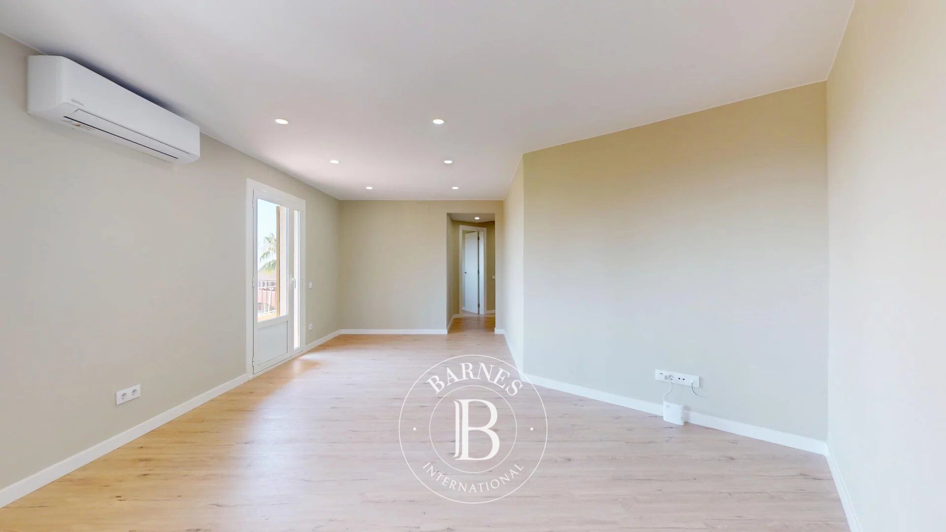 Piso reformado con vistas despejadas en El Guinardó - picture 3