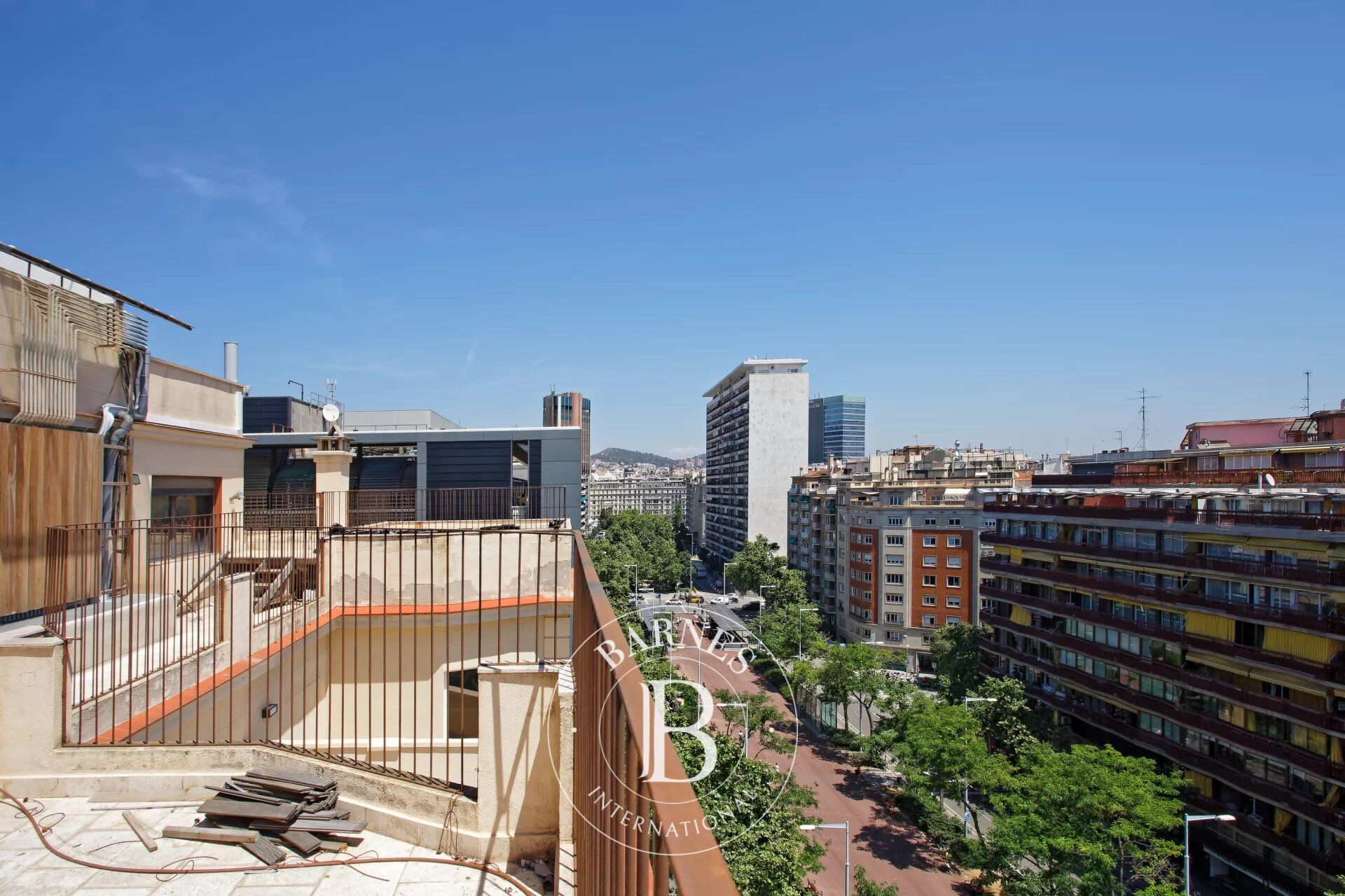 Penthouse Duplex Lumineux de 228 m² avec Terrasse et Vues Panoramiques – À Rénover - picture 2