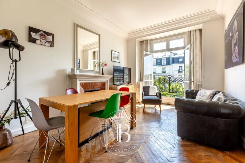 Quartier Ternes - Etage élevé - Très lumineux - Vue dégagée - Deux chambres