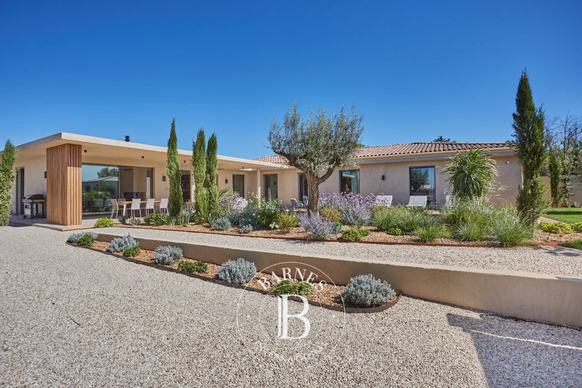 AIX-EN-PROVENCE — MAISON DE PLAIN-PIED — 5 CHAMBRES EN SUITE — PISCINE CHAUFFÉE — COMMODITÉS À PIED - picture 1