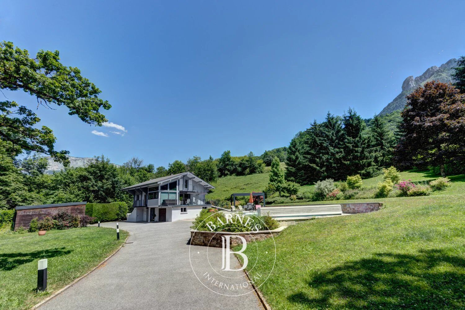 BARNES ANNECY - VILLA  AVEC PISCINE  SANS VIS À VIS - PARCELLE DE TERRAIN DETACHABLE - picture 1