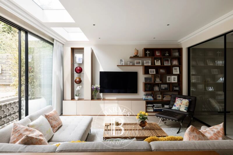 For Rent Townhouse | London - picture 3