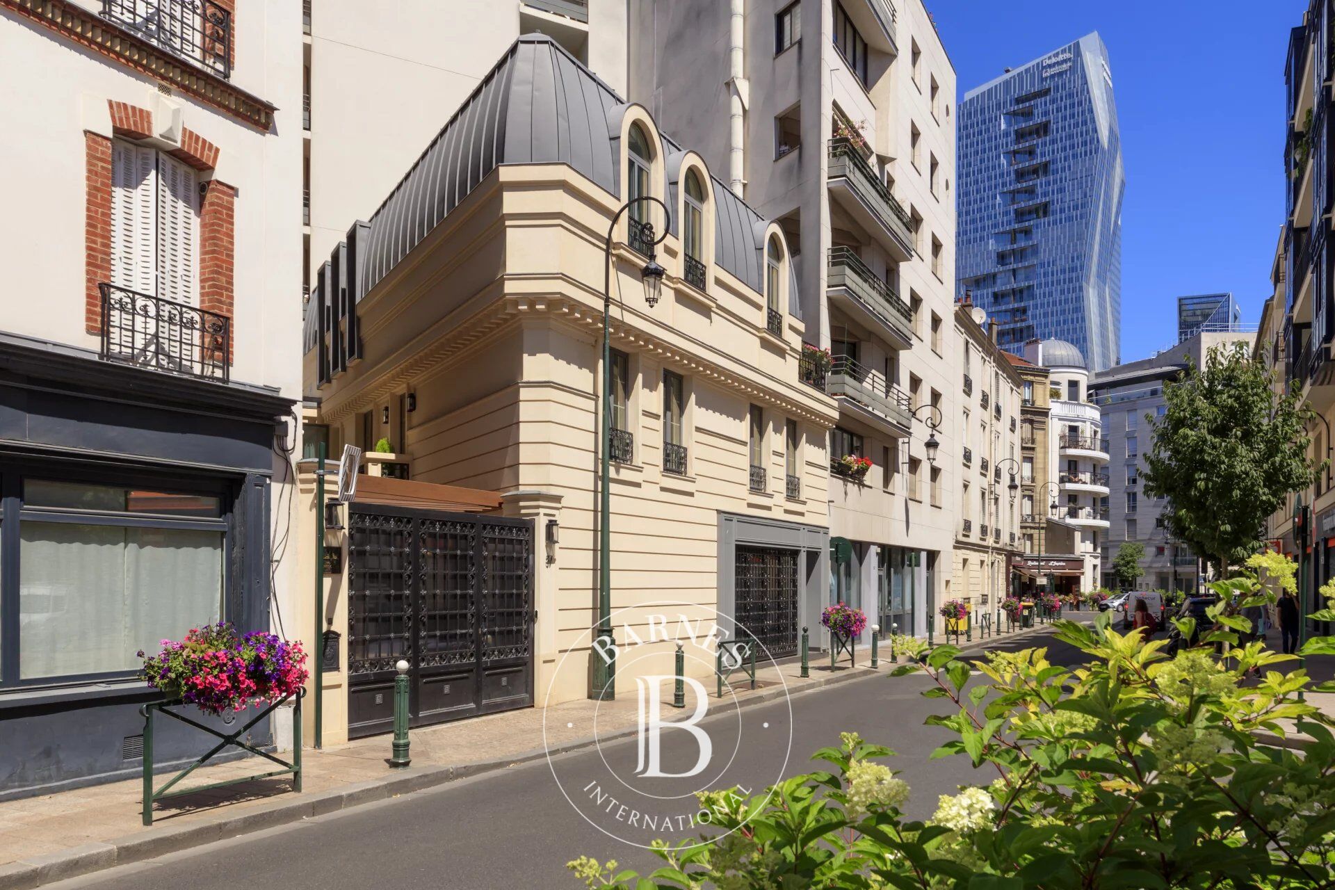 CHARMING 400M² (4,306 SQ FT) town house - 10 BEDROOMS - CLOSE TO LA DÉFENSE - picture 2